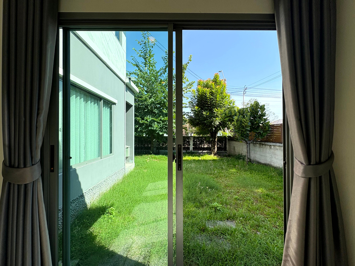 HousePattanakan, Srinakarin : Perfect Place Rama 9 Krungthep Kreetha, Park-front house and private, peaceful, green environment