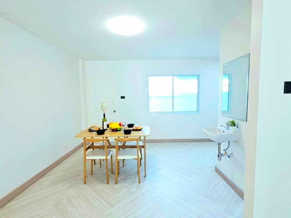 Big C Rattanathibet 2, 800 m. MRT BangKrasor 900m. 3-story townhouse for rent completely renovated 2 Loading...
