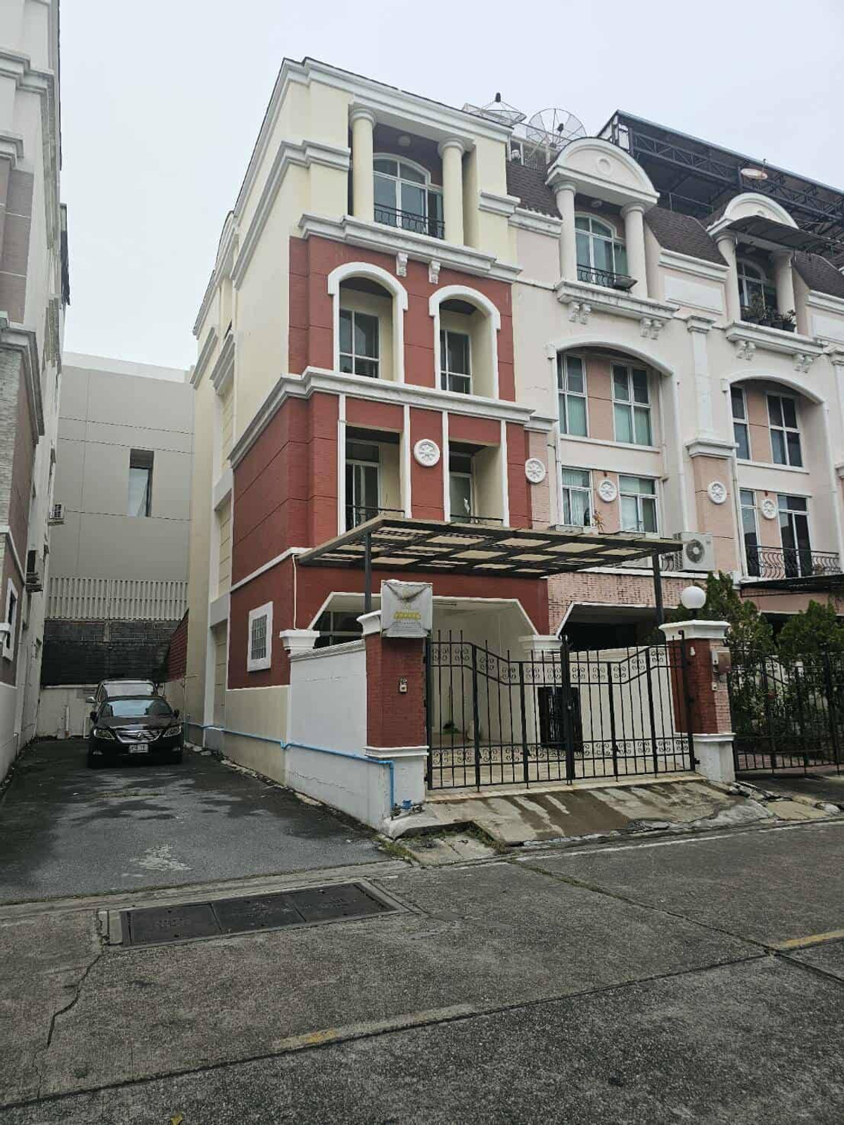 ให้เช่าทาวน์โฮมพระราม 3 สาธุประดิษฐ์ : ให้เช่าราคาดีที่สุดหมู่บ้านอรุณพัฒน์ ใจกลางเมือง ใกล้เซ็นทรัลพระราม3 ติดถนนยานนาวา ห้องมุม รีโนเวทใหม่ทั้งหลัง 064-974-2441