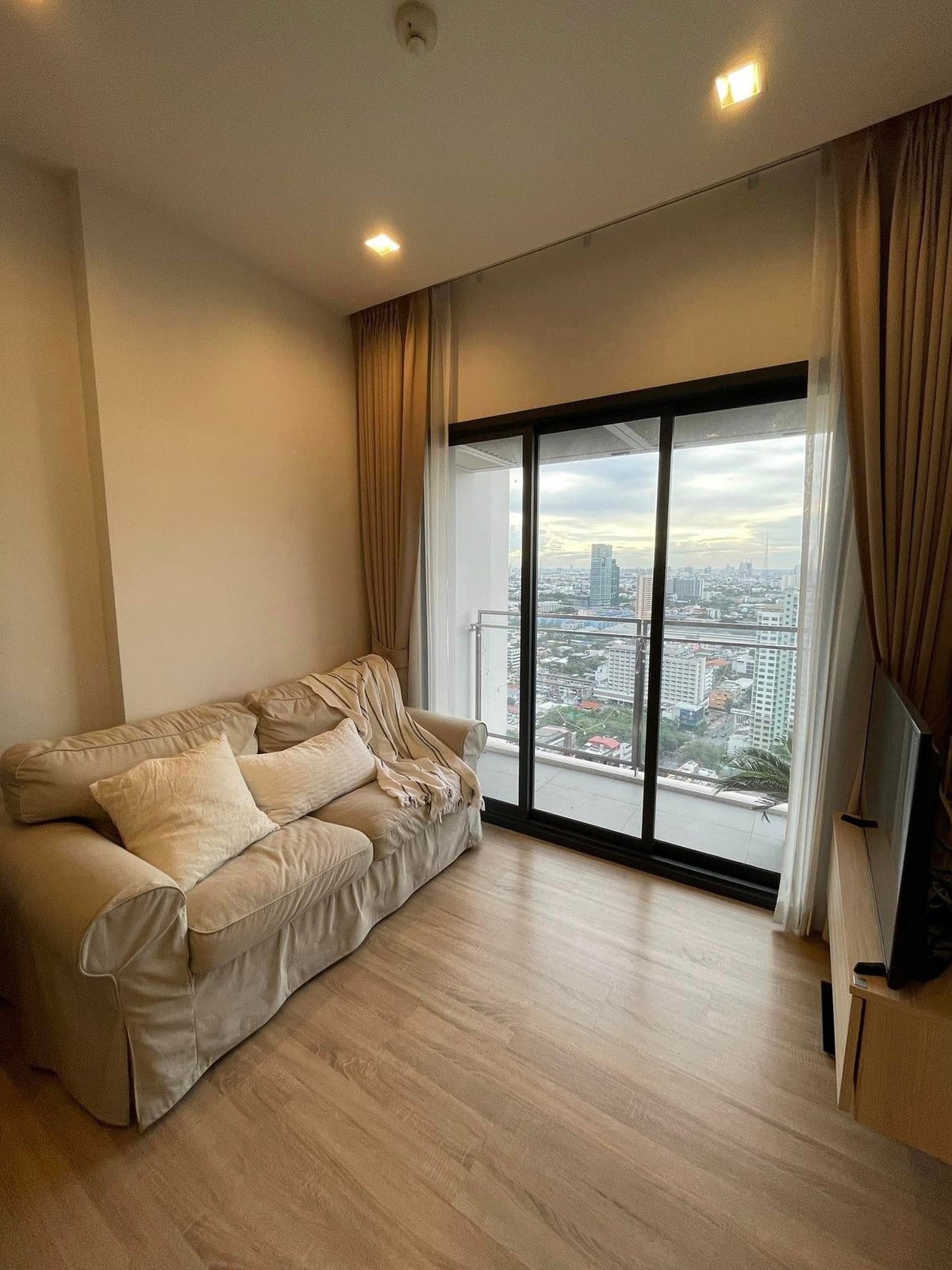 For RentCondoSapankwai,Jatujak : For rent: The Line Phahon - Pradipat 💙 If interested, add Line @zcondo (with @ in front) 🔥 Z4629