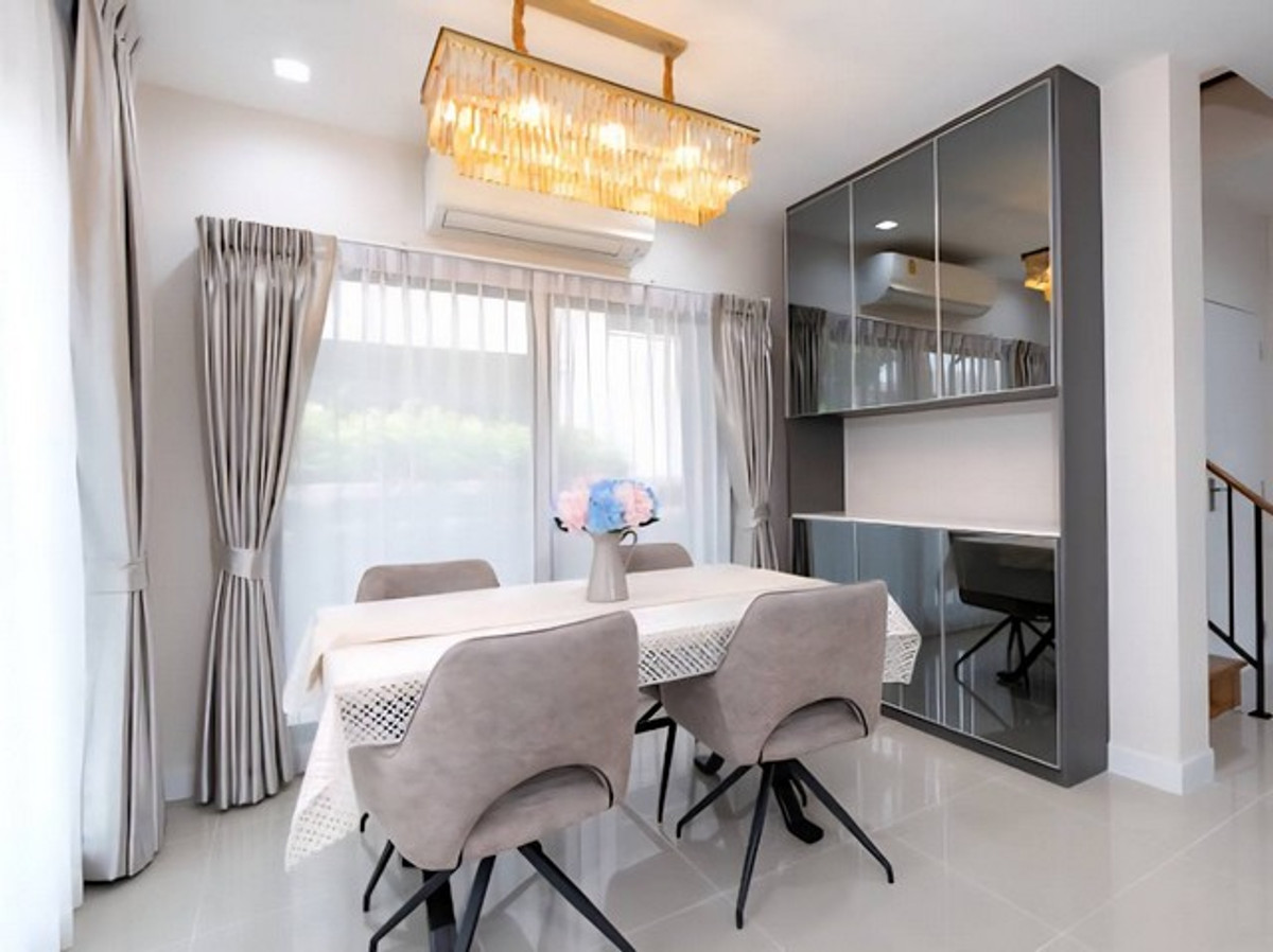 บ้านเดี่ยว2ชั้นให้เช่า 51ตรว.วิวสระว่ายน้ำ ทิศใต้ หลังมุม ถนน กาญจนาภิเษก-พระราม9 Loading...