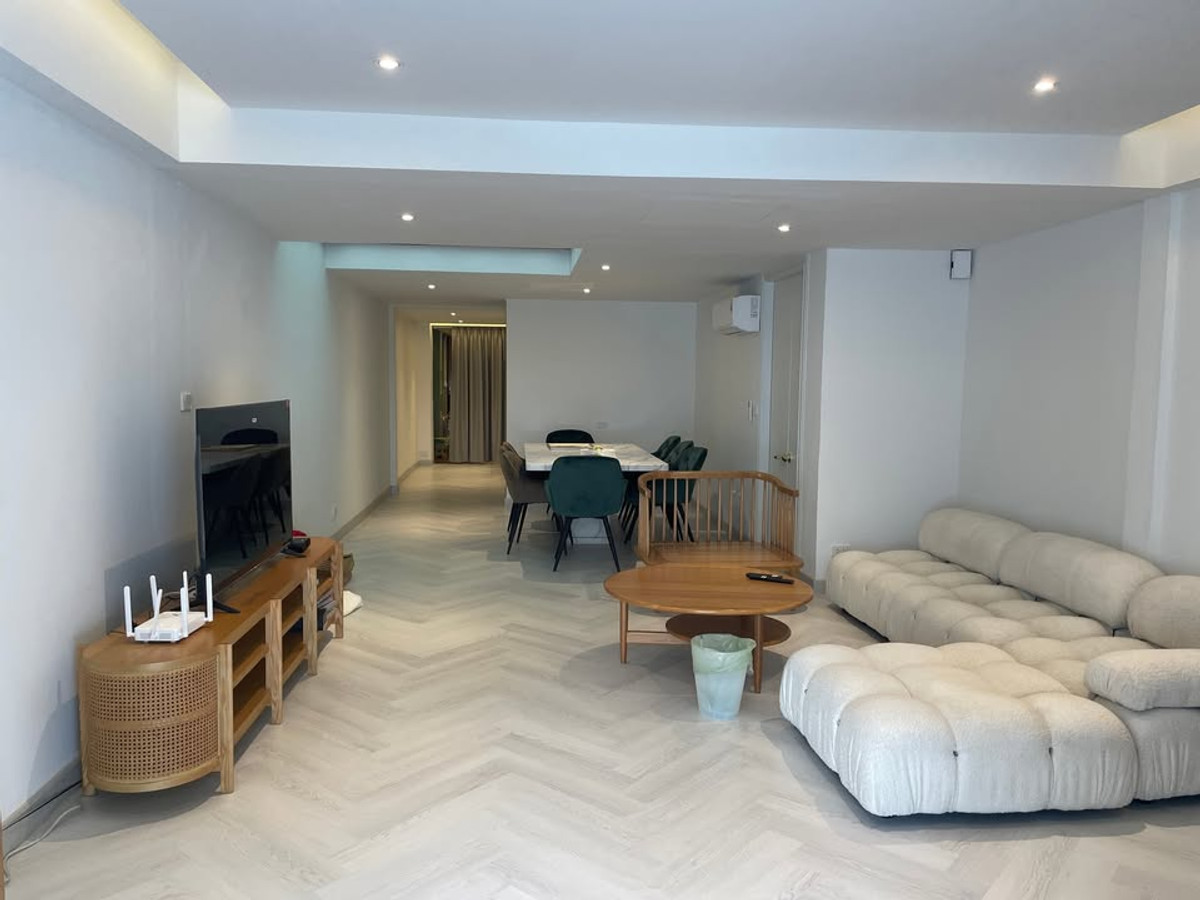 ให้เช่า ทาวน์โฮม ทองหล่อ RCA พื้นที่ใช้สอย 212 ตร.ม. ย่านทองหล่อ-เพชรบุรี พร้อมเฟอร์นิเจอร์ ตกแต่งสวยงาม Loading...