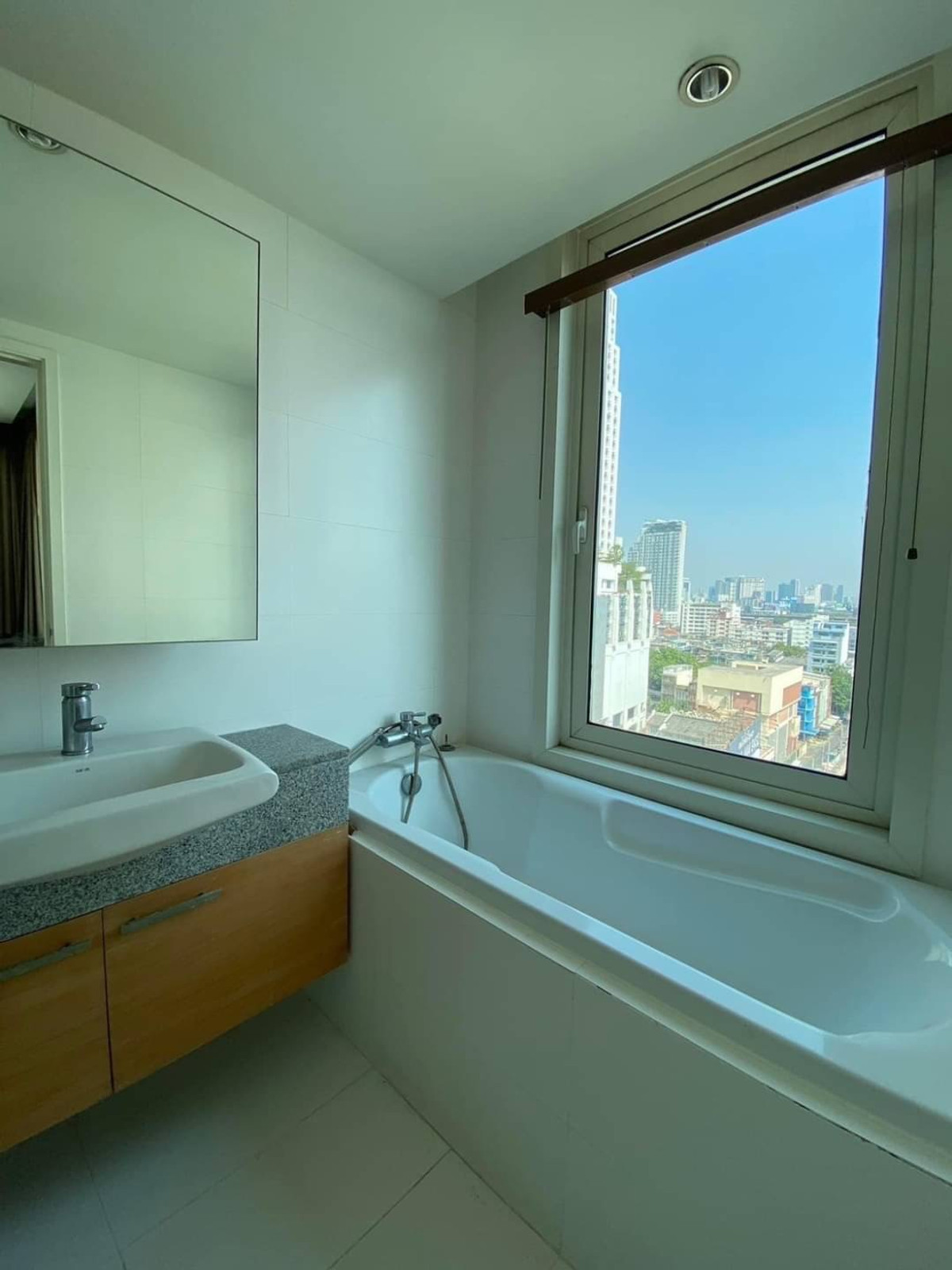 For SaleCondoWitthayu, Chidlom, Langsuan, Ploenchit : ✨ Luxury Corner 2-Bedroom Condo for Sale at Manhattan Chidlom – Fully furnished with a fully equipped kitchen, located in the heart of Chidlom, just a 12-minute walk to BTS Chidlom.