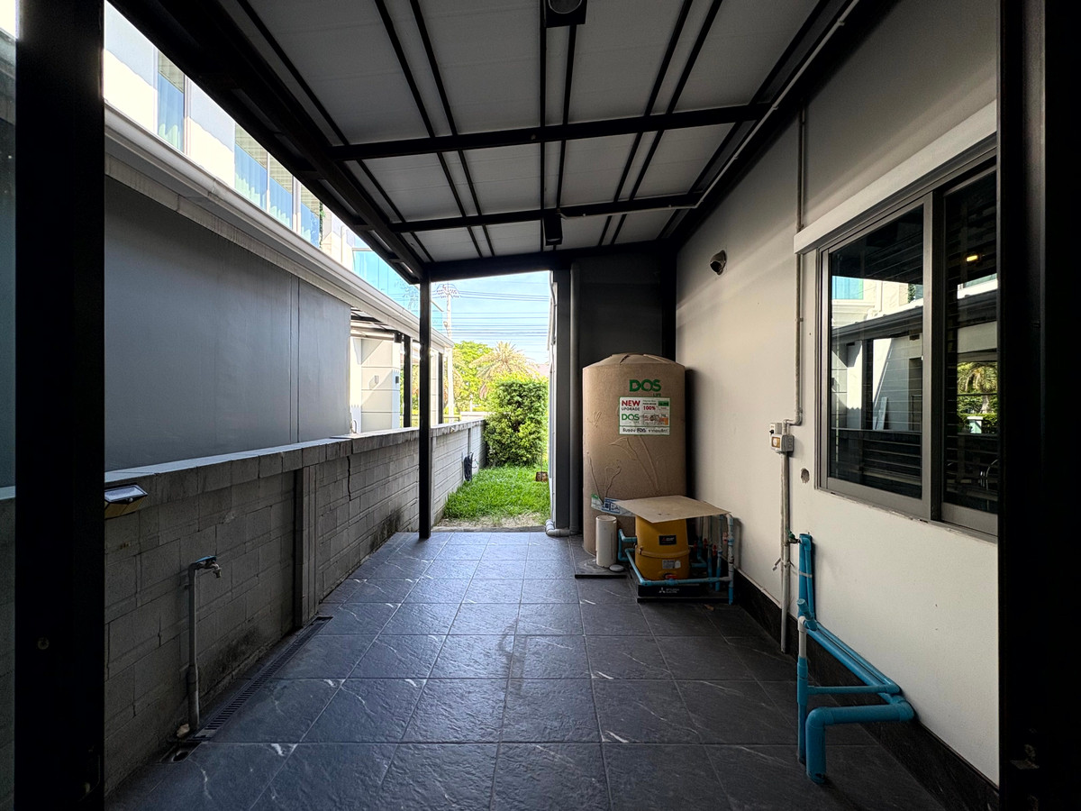 HousePattanakan, Srinakarin : Perfect Place Rama 9 Krungthep Kreetha, Park-front house and private, peaceful, green environment