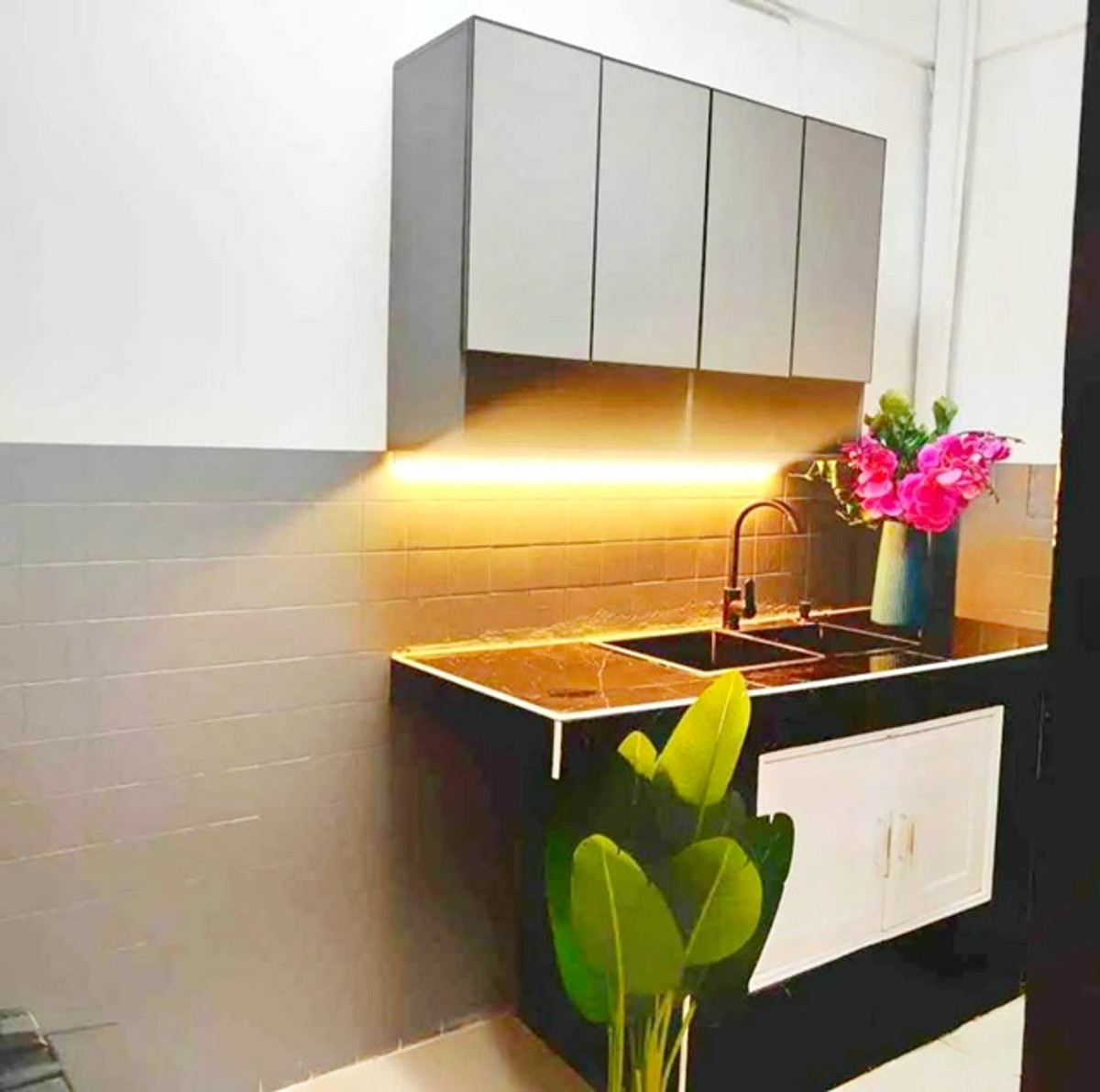 800m. from MRT LakSi Luxury 2-story townhouse for rent completely renovated 25 sq.wa. 215 sq.m. Loading...