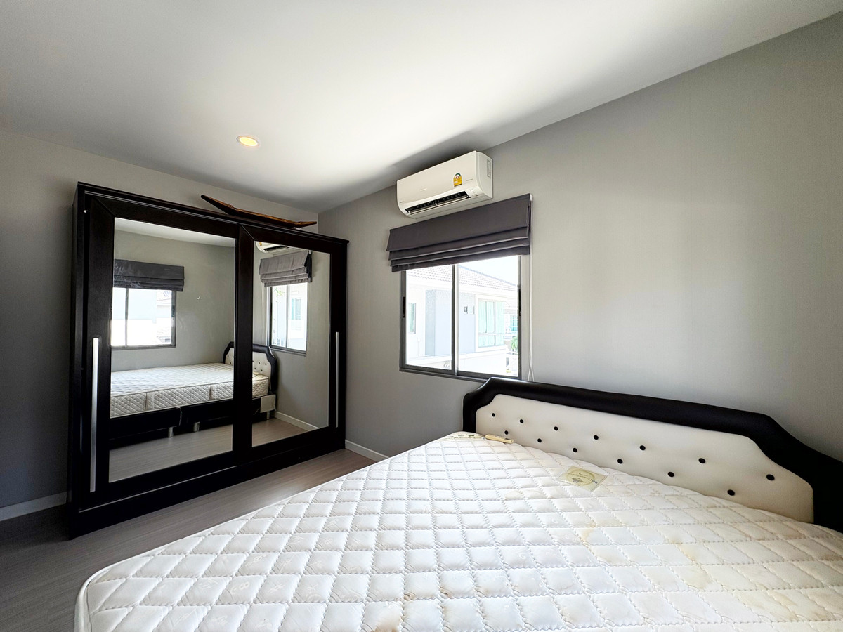 HousePattanakan, Srinakarin : Perfect Place Rama 9 Krungthep Kreetha, Park-front house and private, peaceful, green environment