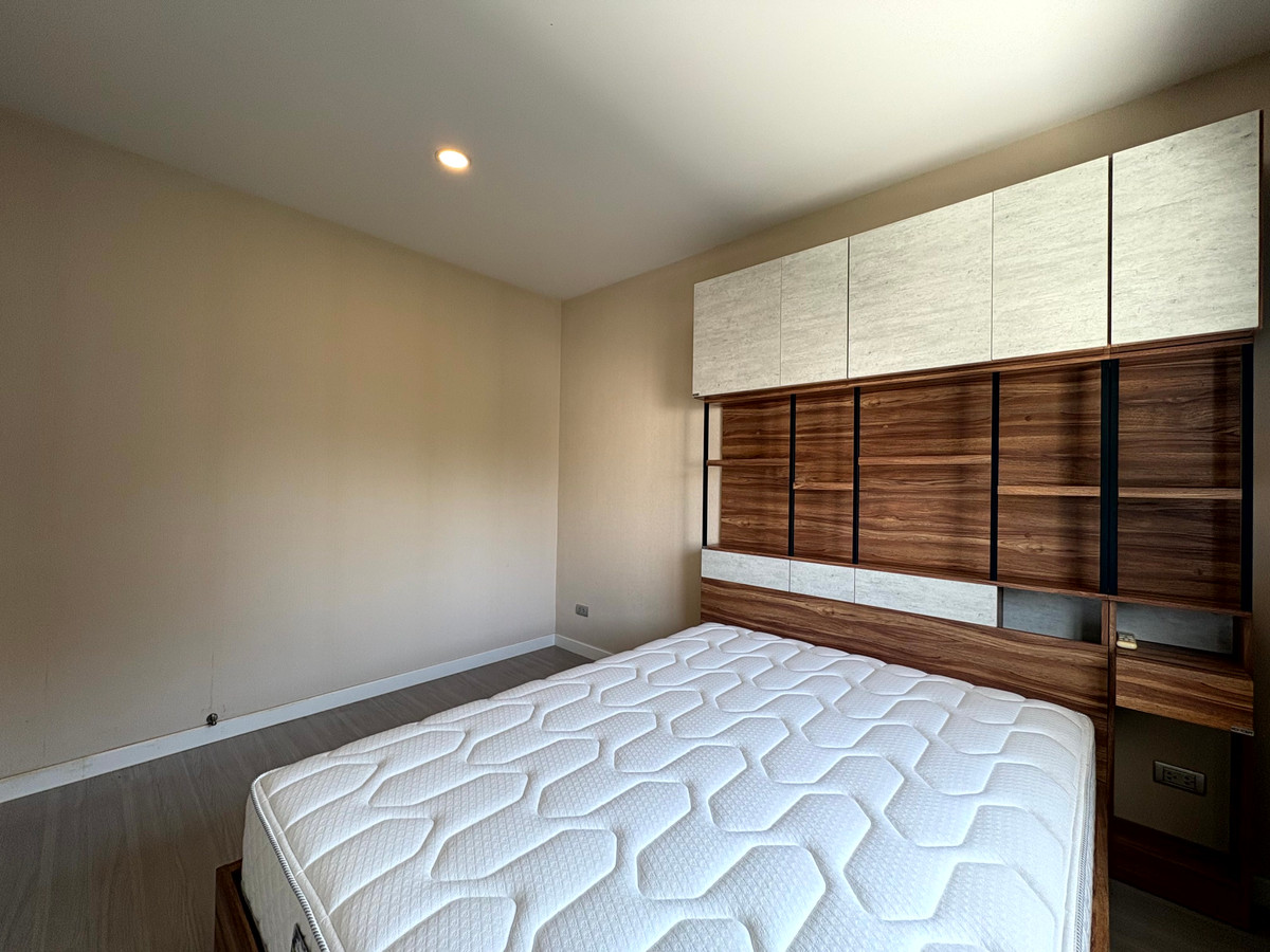 HousePattanakan, Srinakarin : Perfect Place Rama 9 Krungthep Kreetha, Park-front house and private, peaceful, green environment