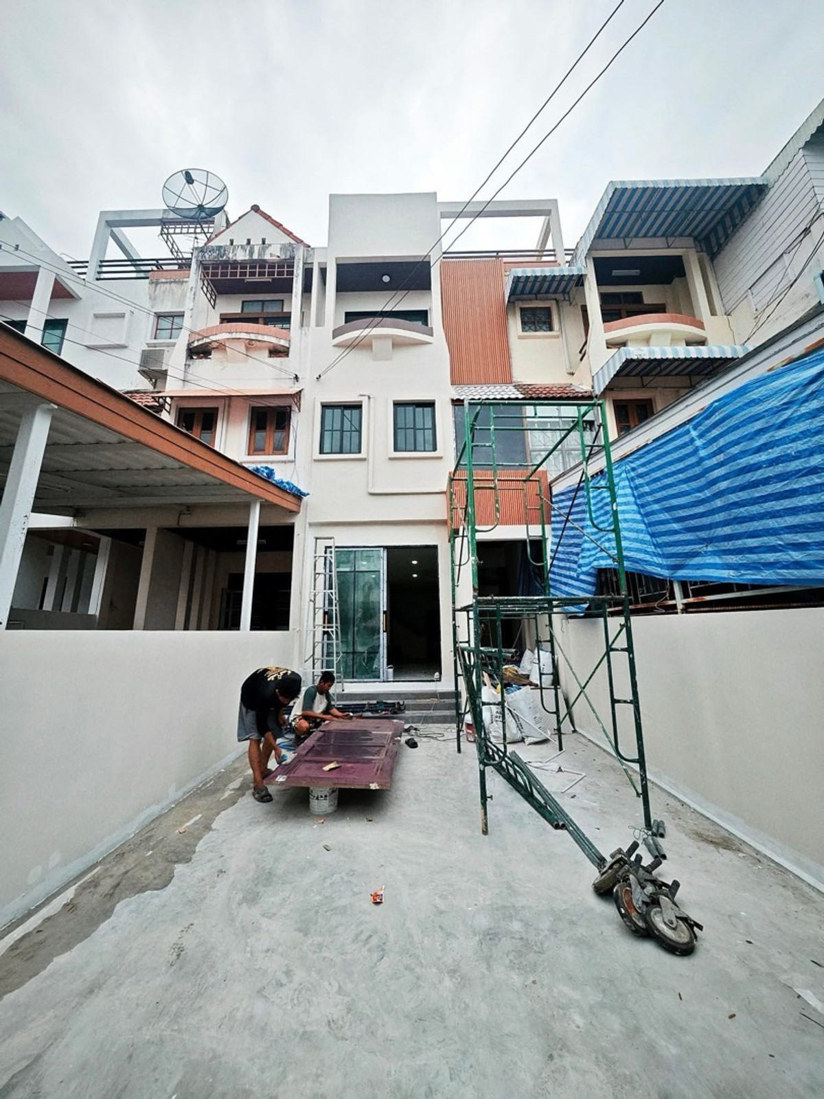 ขายโฮมออฟฟิศบางนา แบริ่ง ลาซาล : 🏡 บ้านใหม่ใจกลางลาซาล – สุขุมวิท 105 
รีโนเวทใหม่ทั้งหลัง เพียง 4.29 ล้าน
✨ 3 ชั้นครึ่งขนาด 22.5 ตร.วา พื้นที่ใช้สอย 200 ตรม
บ้านใหม่ทำเลเดิม ที่ใส่ใจทุกรายละเอียด
	•	ทำสีใหม่ทั้งหลัง สวยสะอาดเหมือนบ้านใหม่
	•	ระบบไฟฟ้า–ประปา รื้อติดใหม่ ปลอดภัยหายห่วง 
