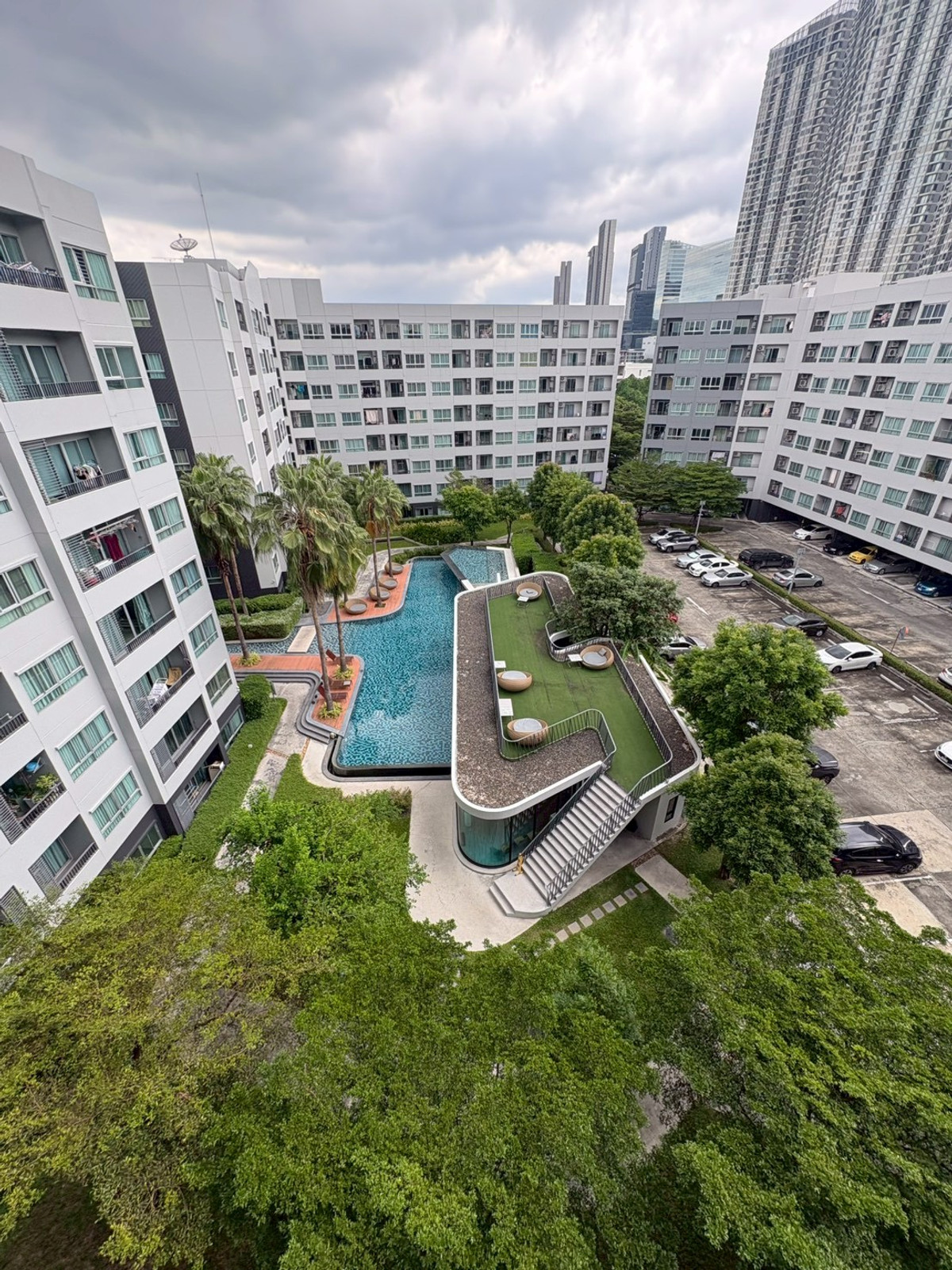 For RentCondoOnnut, Udomsuk : Ready to move in, Low Rise Condo: Elio Del Ray Sukhumvit 64, studio room, Building E, 7th floor, pool view, near BTS Punnawithi and Udomsuk. There is a BTS shuttle van.