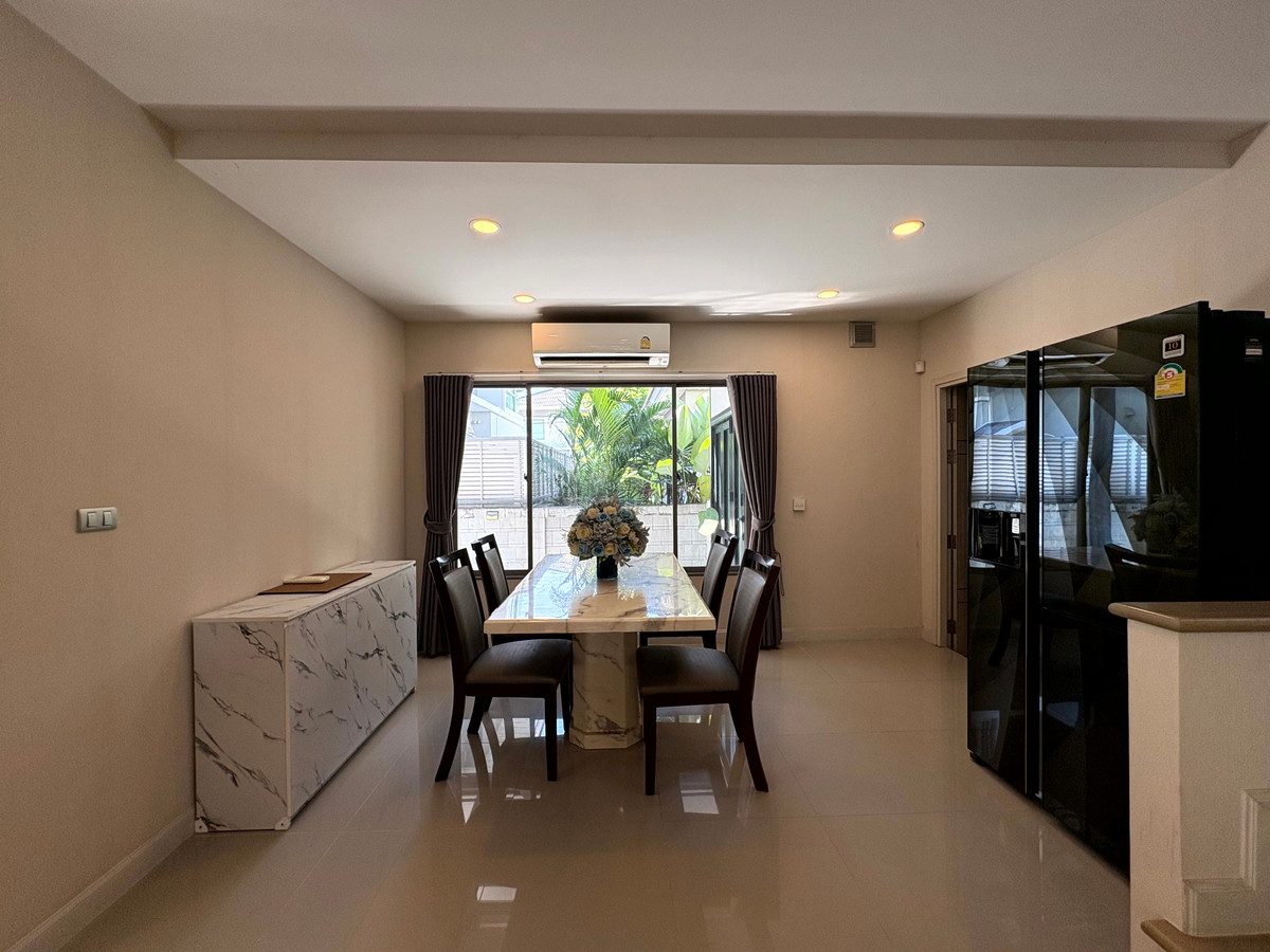 HousePattanakan, Srinakarin : Perfect Place Rama 9 Krungthep Kreetha, Park-front house and private, peaceful, green environment