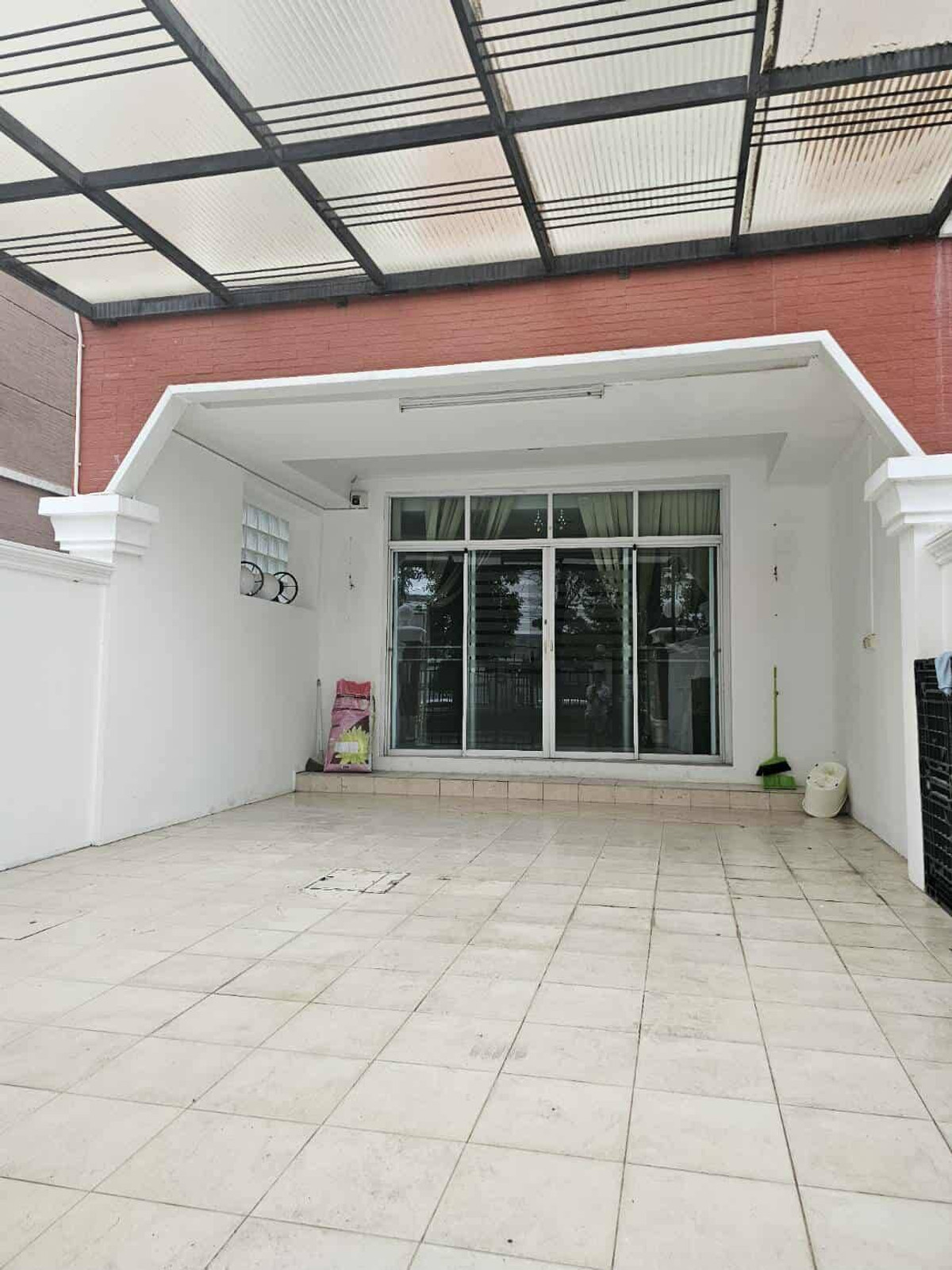 ขายราคาดีที่สุดหมู่บ้านอรุณพัฒน์ ใจกลางเมือง ใกล้เซ็นทรัลพระราม3 ติดถนนยานนาวา ห้องมุม รีโนเวทใหม่ทั้งหลัง 064-974-2441 Loading...