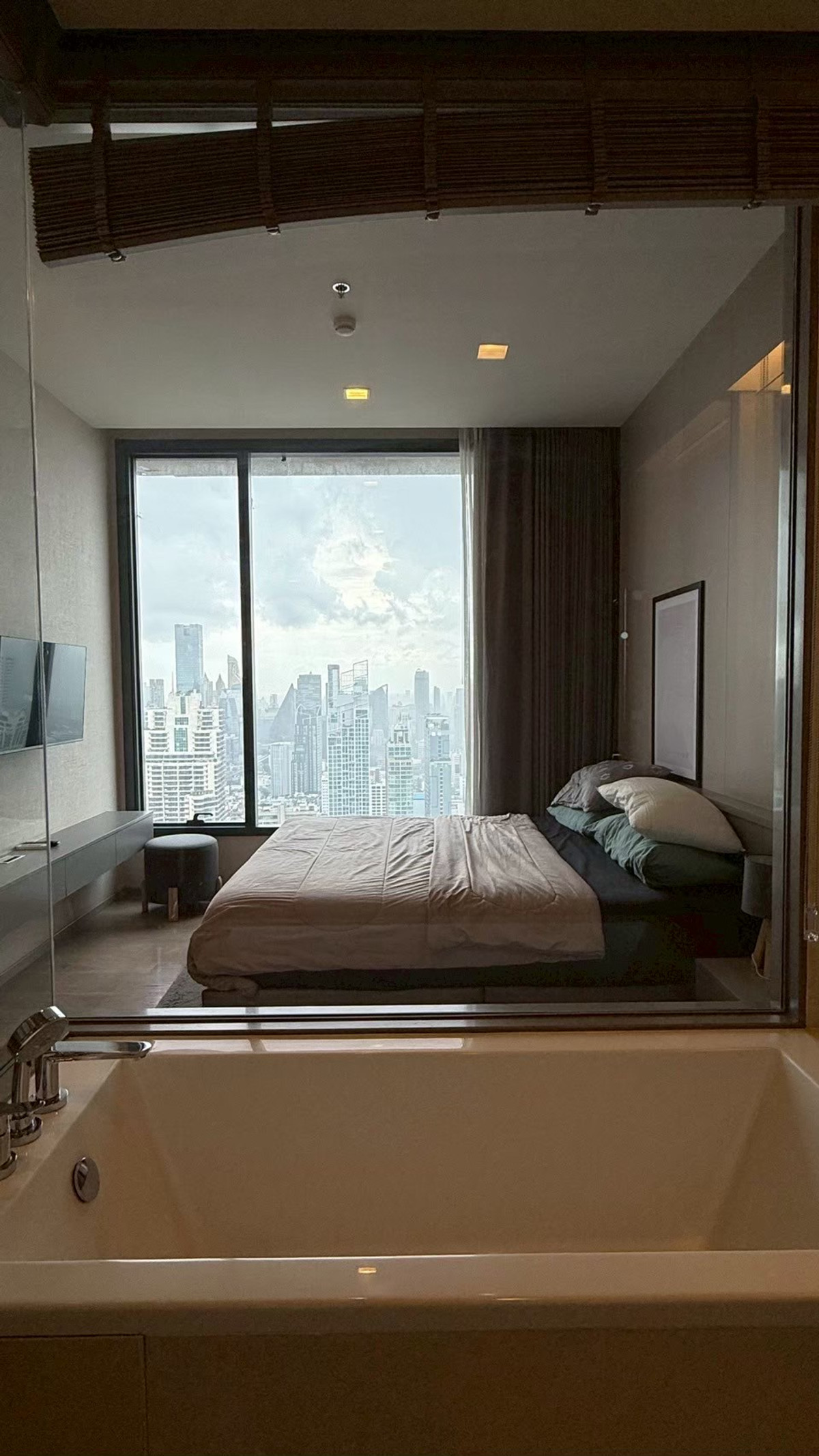 For rent: The Esse Asoke – Condo in the heart of Asoke.  On Asoke Montri Road, near BTS Asoke and MRT Sukhumvit, fully furnished. and complete set of electrical appliances — ready to move in immediately Loading...