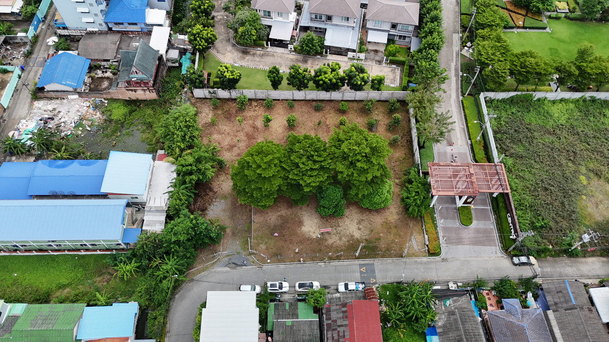 ขายที่ดินนวมินทร์ รามอินทรา : ขายที่ดินถมแล้ว แปลงใหญ่ ทำเลดี ซอยพระยาสุเรนทร์ 21 แยก 3 – คลองสามวา ติดหมู่บ้าน เดอะเซนโทร รามอินทรา109 เนื้อที่ 514 ตารางวา ถมเรียบร้อยแล้ว หน้ากว้าง 48 เมตร ลึก 42 เมตร