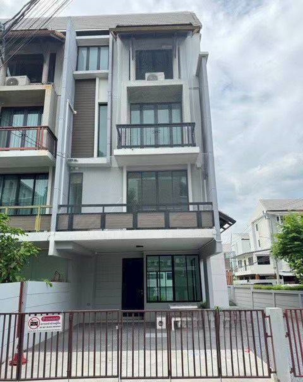 ให้เช่าทาวน์โฮมสุขุมวิท อโศก ทองหล่อ : ให้เช่าทาวน์โฮม 4 ชั้น โครงการ อารียาแมนดารีนา สุขุมวิท 77 บ้านสวยพร้อมเข้าอยู่ (N.1883)