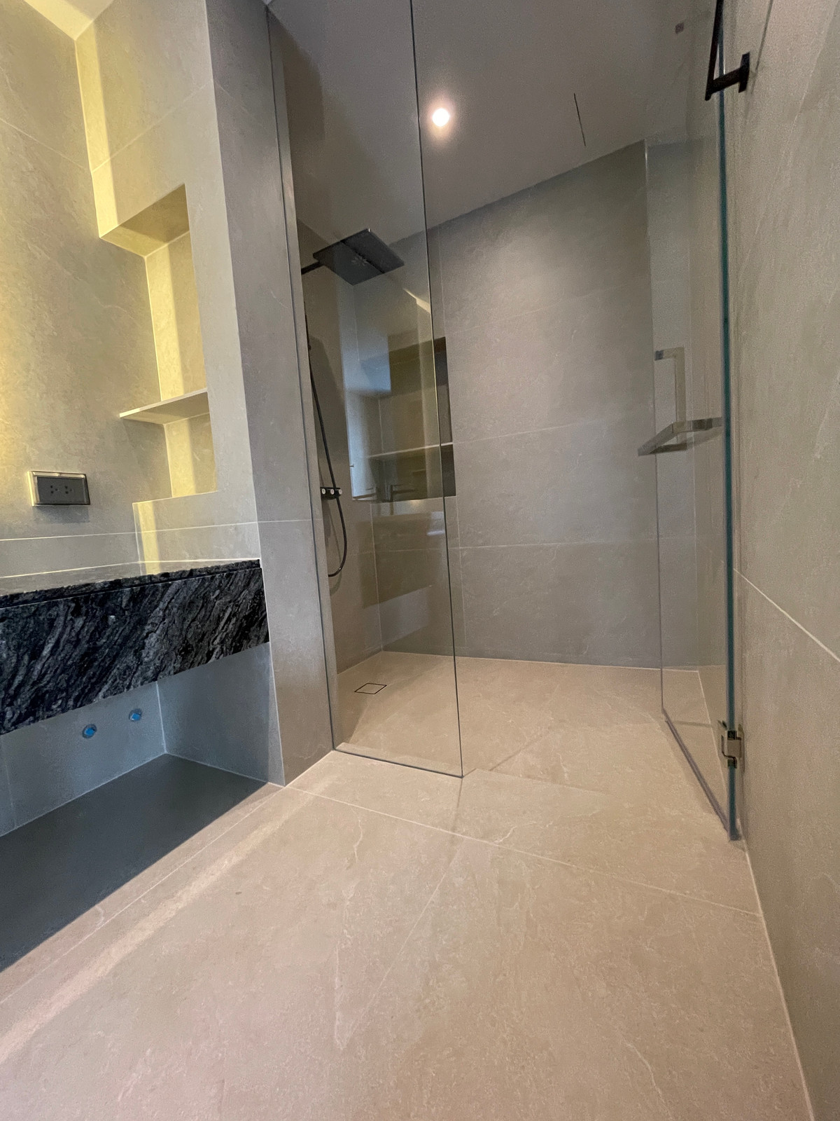 ขายบ้านเลียบทางด่วนรามอินทรา :  ขายบ้านเดี่ยวหรู Azure – CIRA Residences “The Pinnacle of Timeless Luxury Living บน ทำเลทองเลียบด่วน เอกมัย-รามอินทรา”สัมผัสชีวิตเหนือระดับกับ “ Azure” บ้านเดี่ยว 3.5 ชั้น ภายใต้แนวคิด “Resonate Life-Utmost”