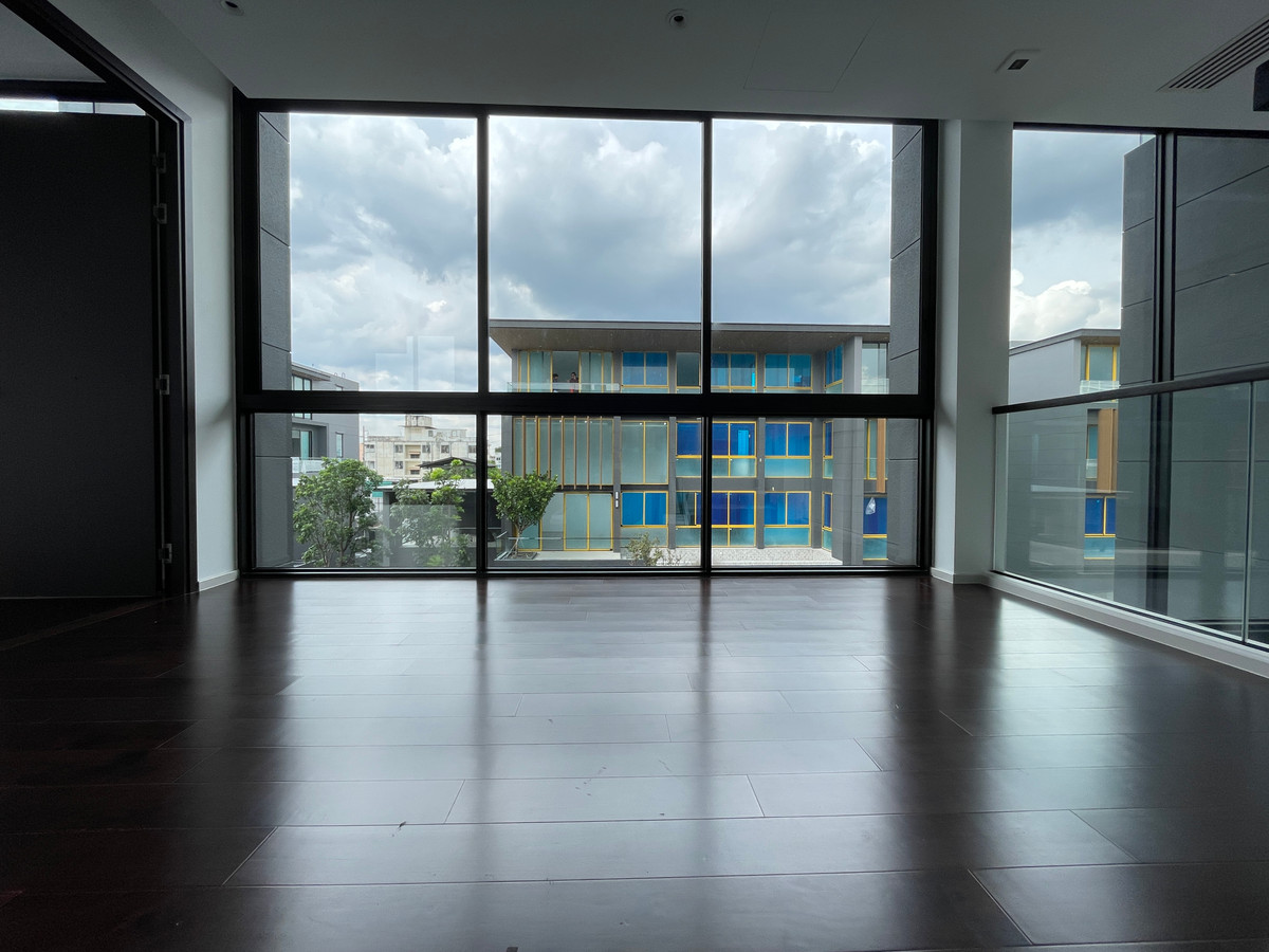 ขายบ้านเลียบทางด่วนรามอินทรา :  ขายบ้านเดี่ยวหรู Azure – CIRA Residences “The Pinnacle of Timeless Luxury Living บน ทำเลทองเลียบด่วน เอกมัย-รามอินทรา”สัมผัสชีวิตเหนือระดับกับ “ Azure” บ้านเดี่ยว 3.5 ชั้น ภายใต้แนวคิด “Resonate Life-Utmost”