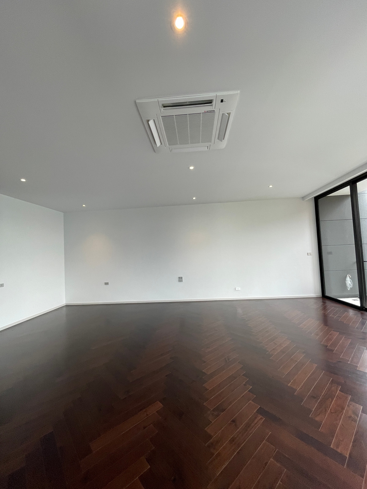 ขายบ้านเลียบทางด่วนรามอินทรา :  ขายบ้านเดี่ยวหรู Azure – CIRA Residences “The Pinnacle of Timeless Luxury Living บน ทำเลทองเลียบด่วน เอกมัย-รามอินทรา”สัมผัสชีวิตเหนือระดับกับ “ Azure” บ้านเดี่ยว 3.5 ชั้น ภายใต้แนวคิด “Resonate Life-Utmost”