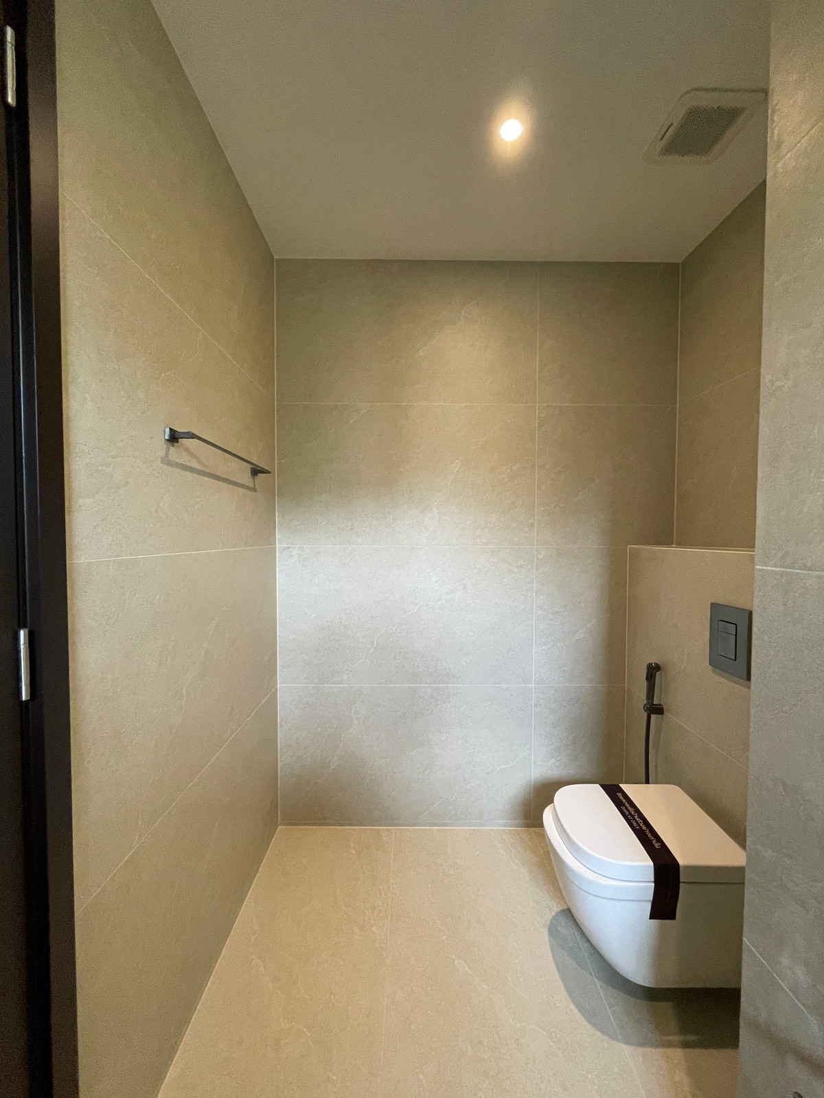 ขายบ้านเลียบทางด่วนรามอินทรา :  ขายบ้านเดี่ยวหรู Azure – CIRA Residences “The Pinnacle of Timeless Luxury Living บน ทำเลทองเลียบด่วน เอกมัย-รามอินทรา”สัมผัสชีวิตเหนือระดับกับ “ Azure” บ้านเดี่ยว 3.5 ชั้น ภายใต้แนวคิด “Resonate Life-Utmost”