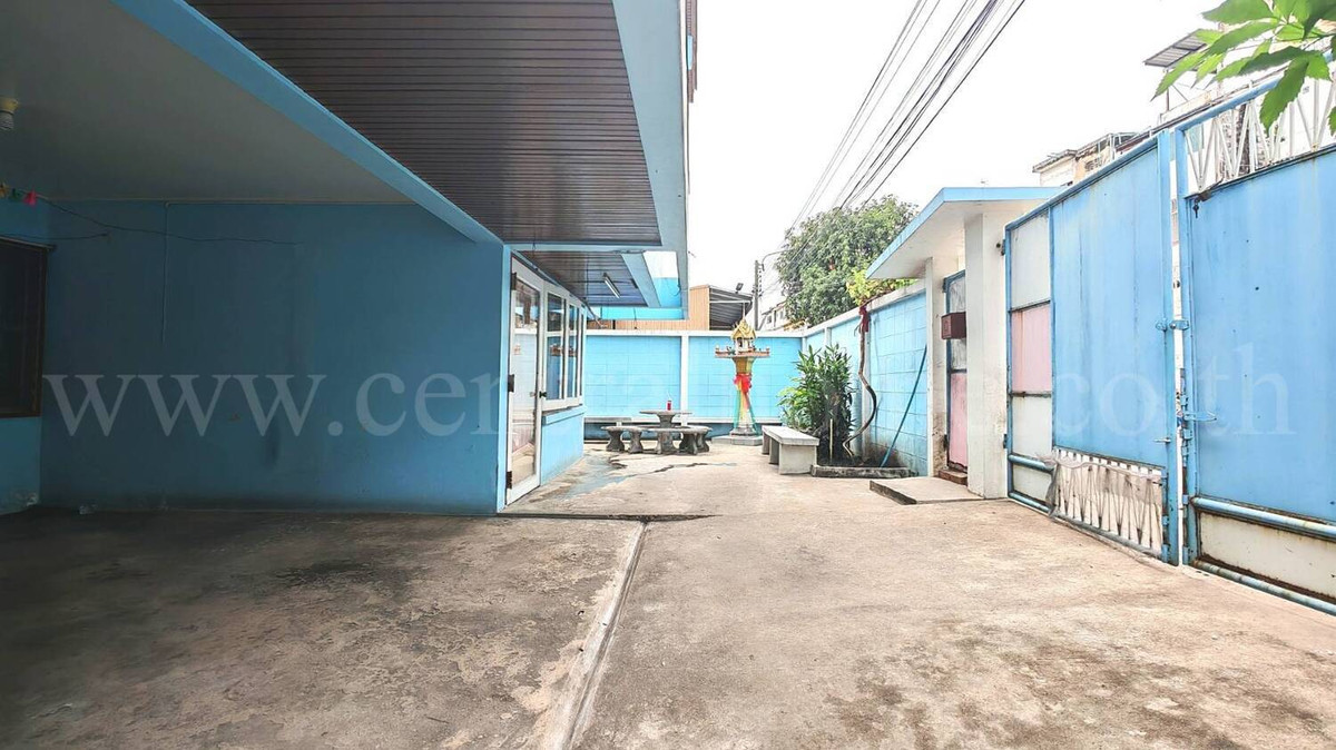 2-story detached house, 54 sq m, Chok Chai 4 Soi 14, very cheap price. Loading...