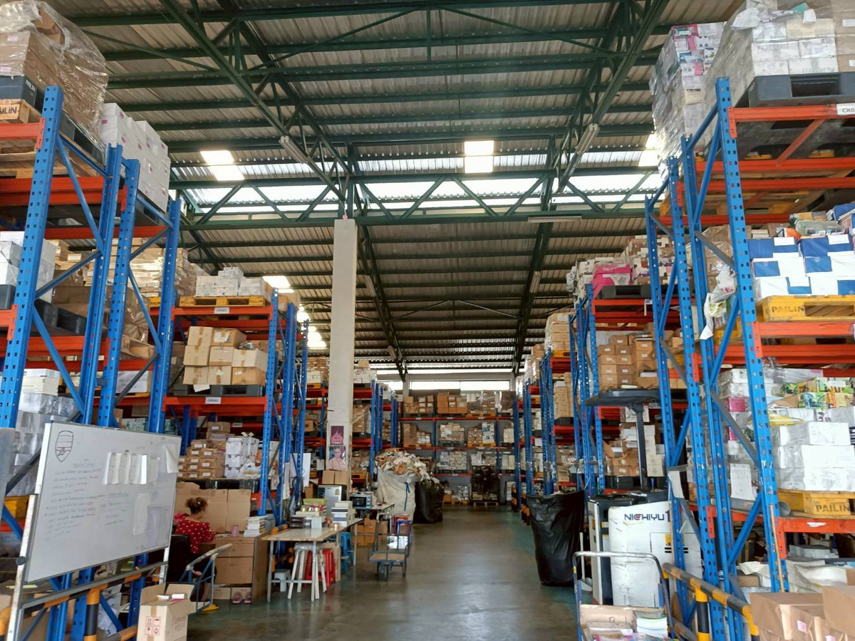 🏢 Large office and warehouse for rent, Seri Thai Road. Loading...