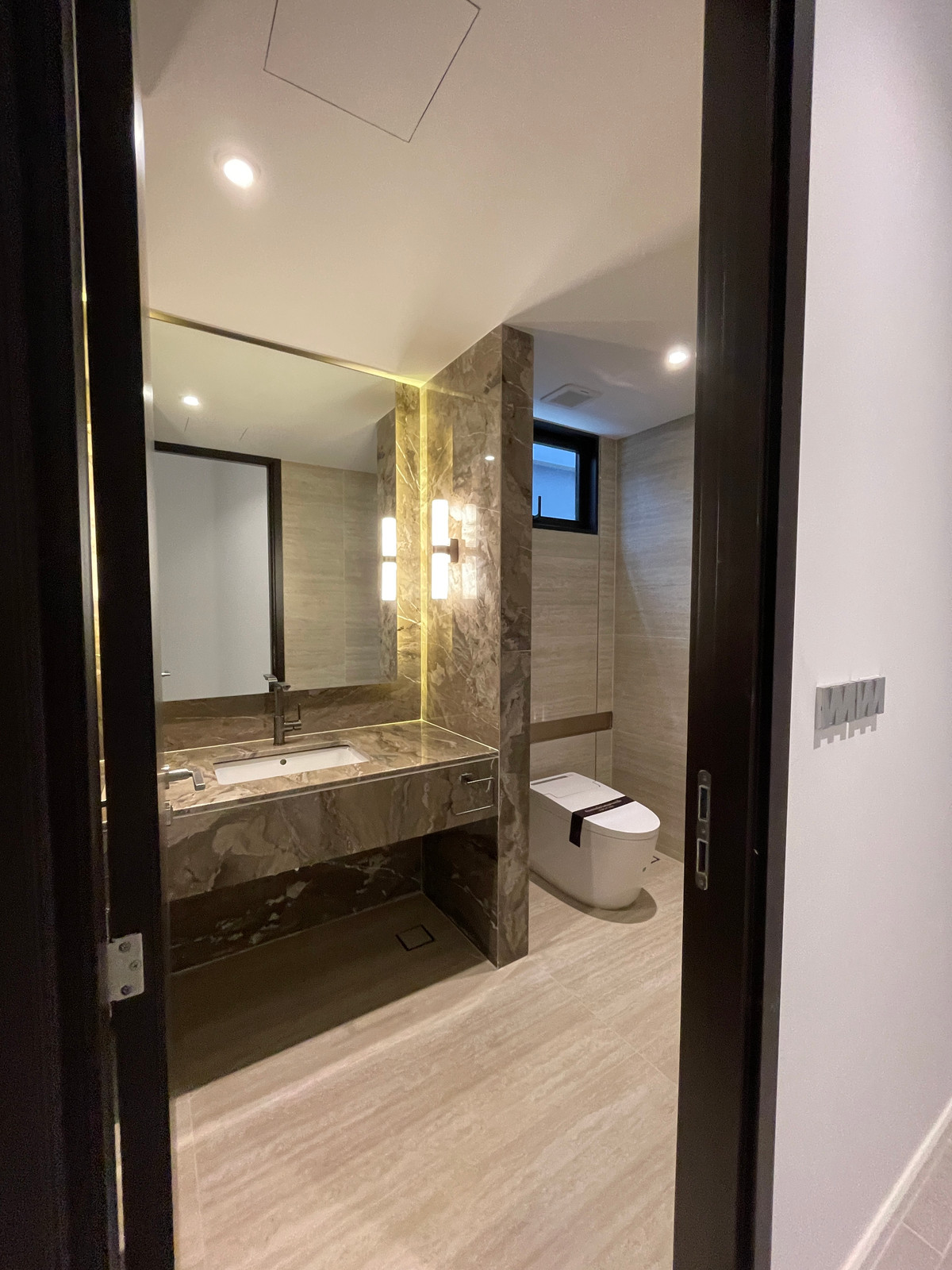 ขายบ้านเลียบทางด่วนรามอินทรา :  ขายบ้านเดี่ยวหรู Azure – CIRA Residences “The Pinnacle of Timeless Luxury Living บน ทำเลทองเลียบด่วน เอกมัย-รามอินทรา”สัมผัสชีวิตเหนือระดับกับ “ Azure” บ้านเดี่ยว 3.5 ชั้น ภายใต้แนวคิด “Resonate Life-Utmost”