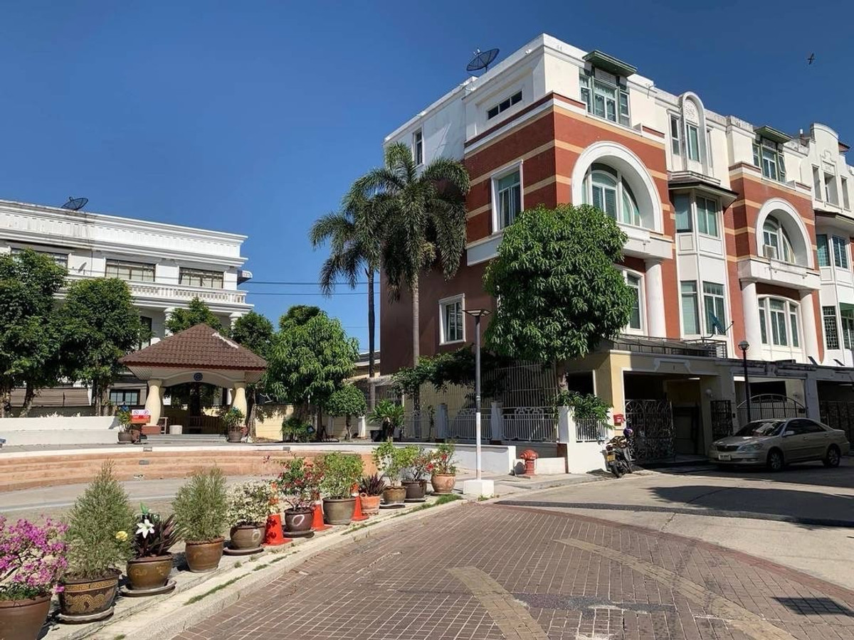 Townhouse for Rent, Ravipa Village, Soi Udomsuk 39/1 (Sukhumvit 103 Road) // 2.8 Km. from BTS Udomsuk Loading...