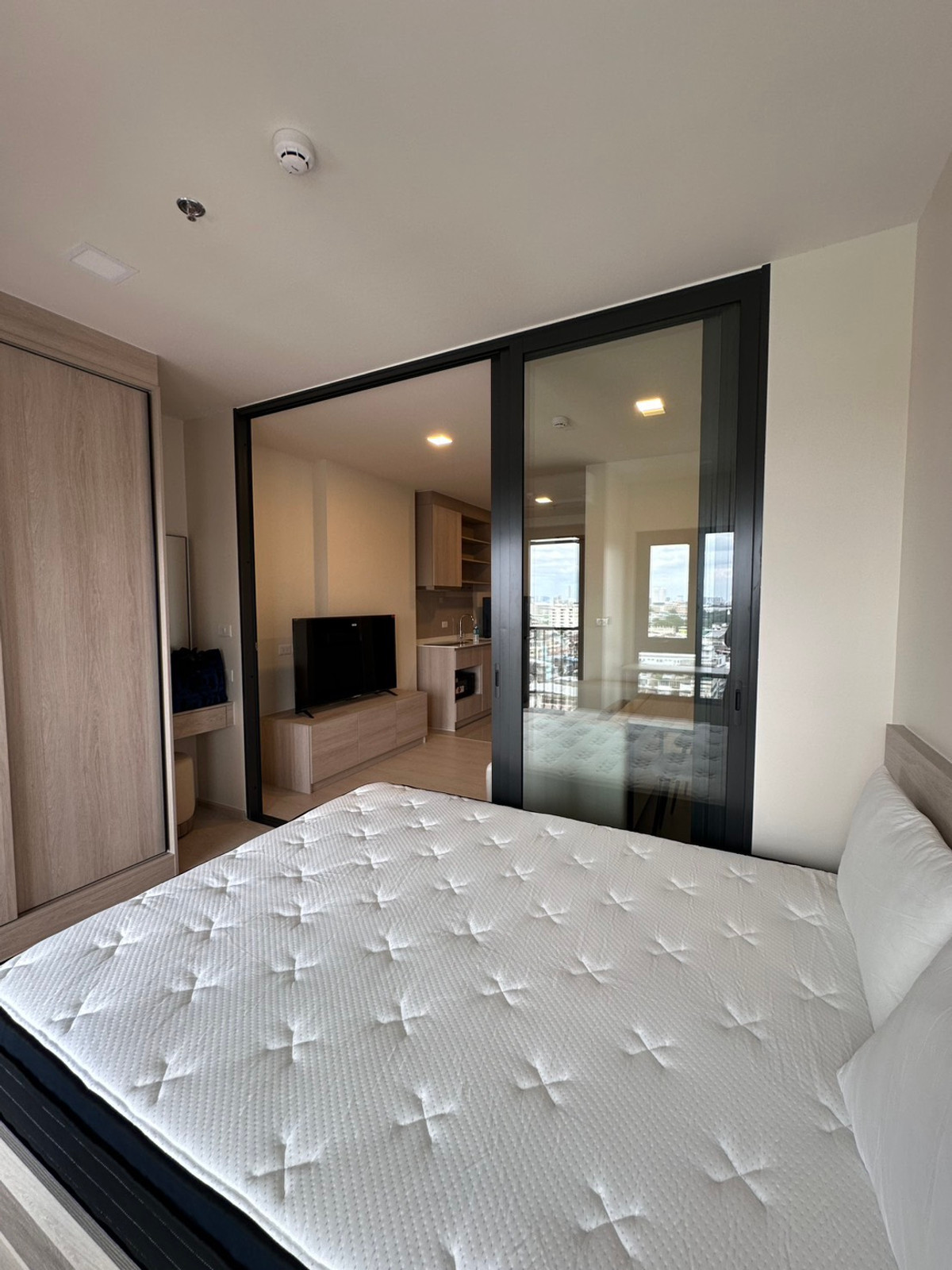 Experience effortless elegance in every corner of life 🌇 Flo by Sansiri 🕊️ — A condo that reflects the lifestyle of the modern and stylish. ✨ Loading...