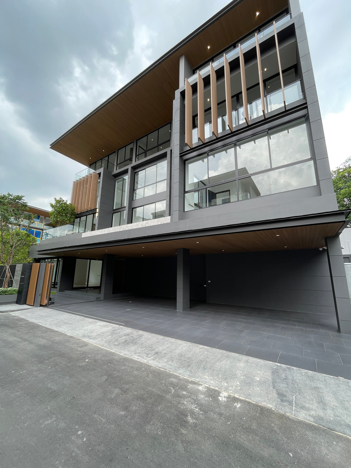 ขายบ้านเลียบทางด่วนรามอินทรา :  ขายบ้านเดี่ยวหรู Azure – CIRA Residences “The Pinnacle of Timeless Luxury Living บน ทำเลทองเลียบด่วน เอกมัย-รามอินทรา”สัมผัสชีวิตเหนือระดับกับ “ Azure” บ้านเดี่ยว 3.5 ชั้น ภายใต้แนวคิด “Resonate Life-Utmost”