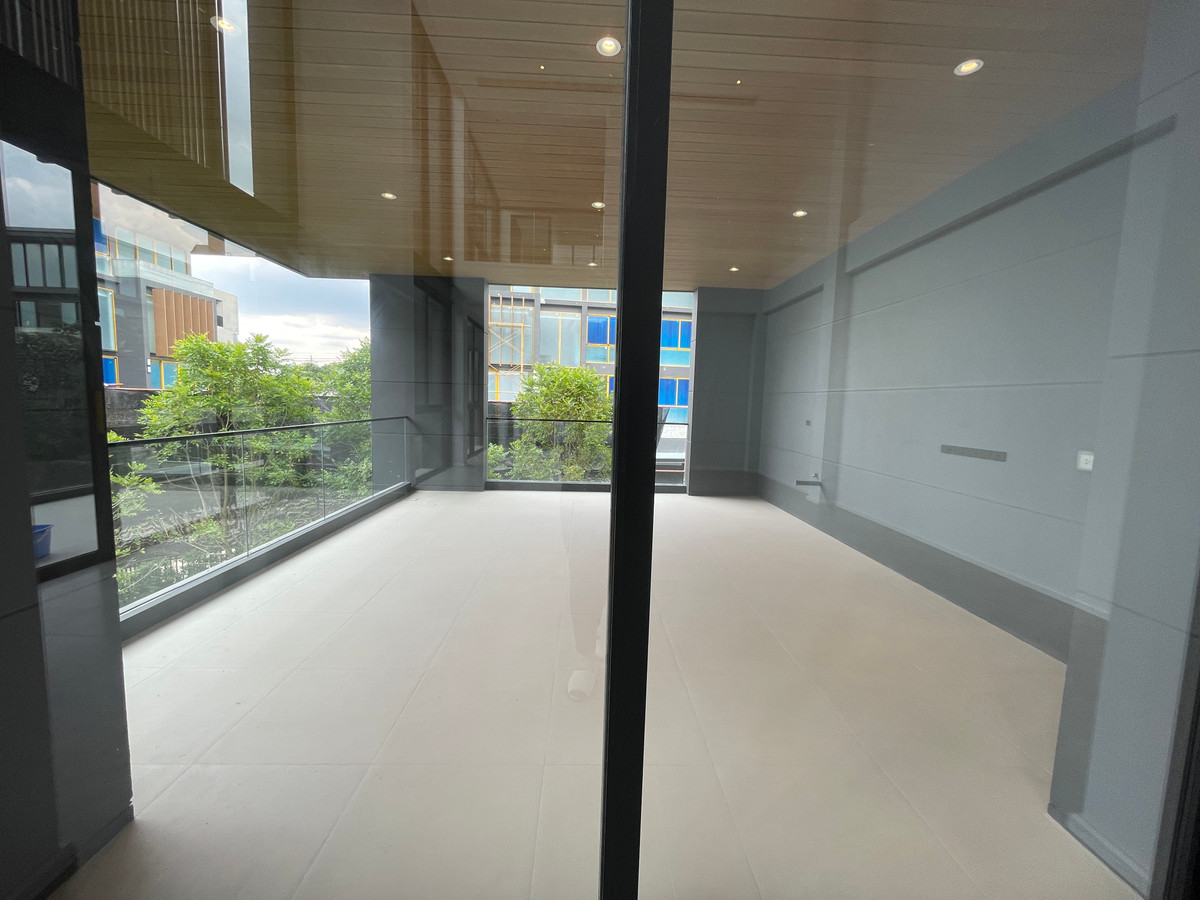 ขายบ้านเลียบทางด่วนรามอินทรา :  ขายบ้านเดี่ยวหรู Azure – CIRA Residences “The Pinnacle of Timeless Luxury Living บน ทำเลทองเลียบด่วน เอกมัย-รามอินทรา”สัมผัสชีวิตเหนือระดับกับ “ Azure” บ้านเดี่ยว 3.5 ชั้น ภายใต้แนวคิด “Resonate Life-Utmost”