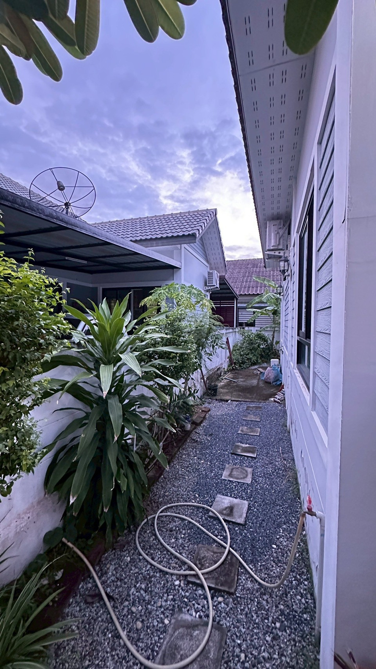 ขายบ้านพัทยา บางแสน ชลบุรี สัตหีบ : 94893 - ขายบ้านเดี่ยว ชั้นเดียว 58 ตรว. หมู่บ้านนาราวิล (Naraville) ทำเลดี ใกล้นิคมอมตะนคร พานทอง ชลบุรี