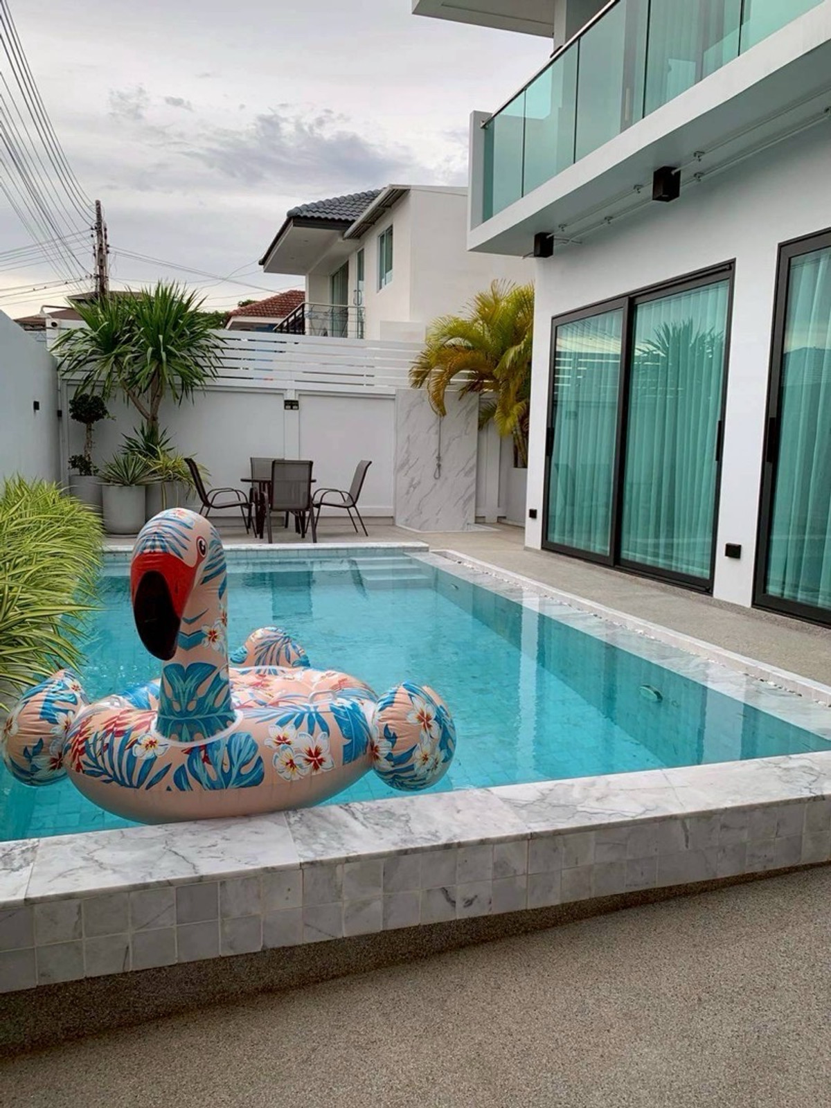 ขายบ้านพัทยา บางแสน ชลบุรี สัตหีบ : ขายบ้านเดี่ยวสุดหรู โครงการ Viewpoint village ขนาด 82.2 ตร.ว. พื้นที่ใช้สอย 240 ตร.ม. 5 ห้องนอน 5 ห้องน้ำ บิ้วอินทั้งหลัง มีสระว่ายน้ำในตัว ราคาพิเศษ 16,900,000 บาท