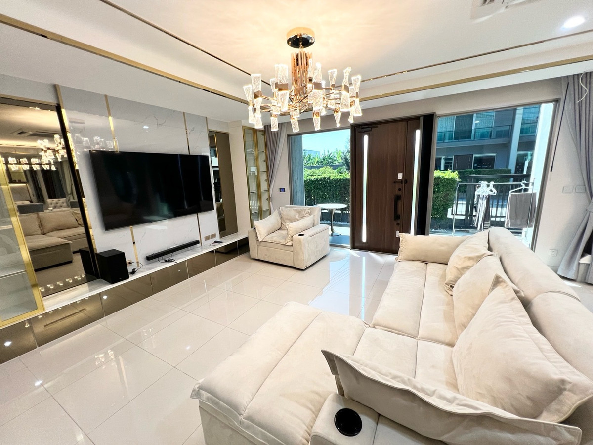 For RentHouseLadkrabang, Suwannaphum Airport : Luxurious detached house for rent, corner unit, The Palm Bangna-Wongwaen 1, beautifully decorated, 4 bedrooms, near Mega Bangna.