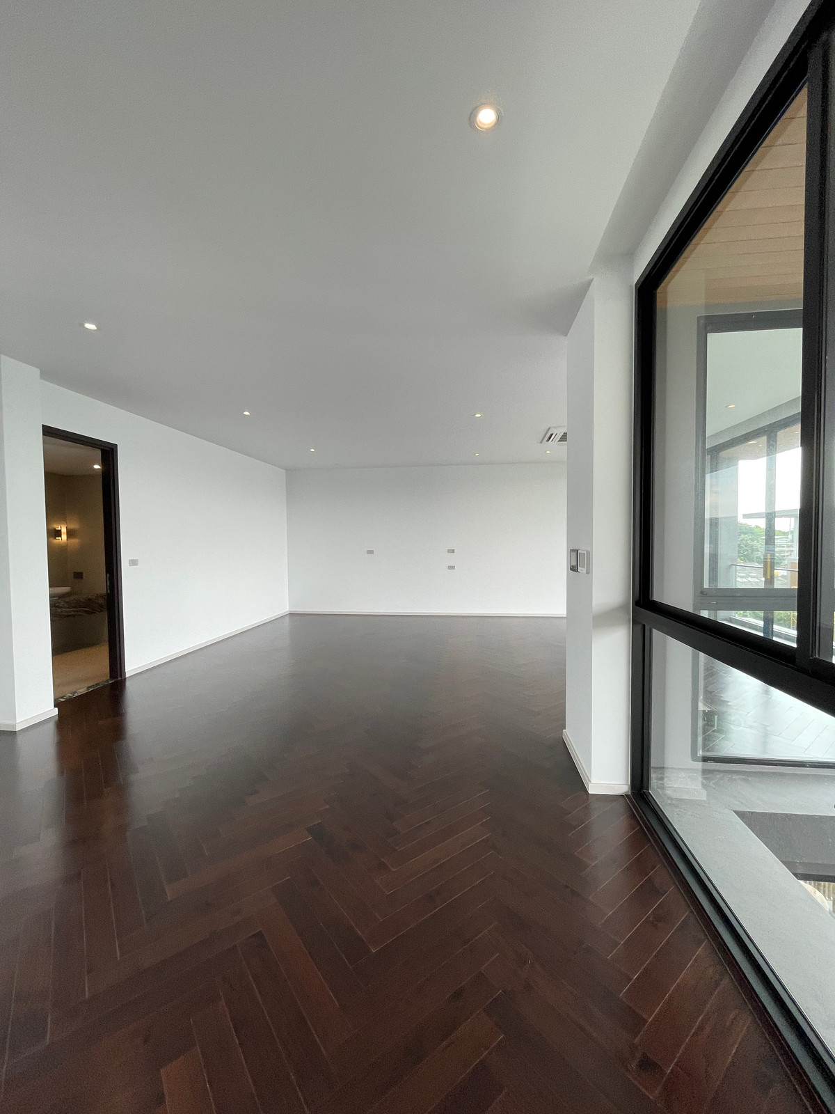 ขายบ้านเลียบทางด่วนรามอินทรา :  ขายบ้านเดี่ยวหรู Azure – CIRA Residences “The Pinnacle of Timeless Luxury Living บน ทำเลทองเลียบด่วน เอกมัย-รามอินทรา”สัมผัสชีวิตเหนือระดับกับ “ Azure” บ้านเดี่ยว 3.5 ชั้น ภายใต้แนวคิด “Resonate Life-Utmost”