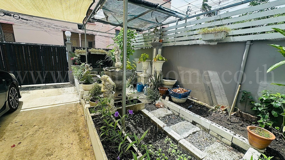 ทาวน์โฮม 3 ชั้น 45 ตร.วา ซอยรามคำแหง 65 (ลาดพร้าว 122 มหาดไทย) พร้อมอยู่ Loading...