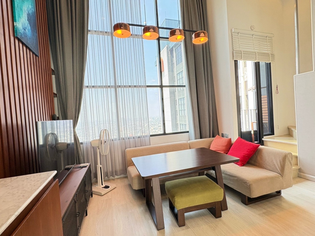 ให้เช่าคอนโดสาทร นราธิวาส : ห้องสองชั้น กั้นชั้นสอง มีโซนทำงาน เครื่องล้างจาน เตาอบ ระเบียงปลูกต้นไม้ เครื่องซัก/อบผ้า