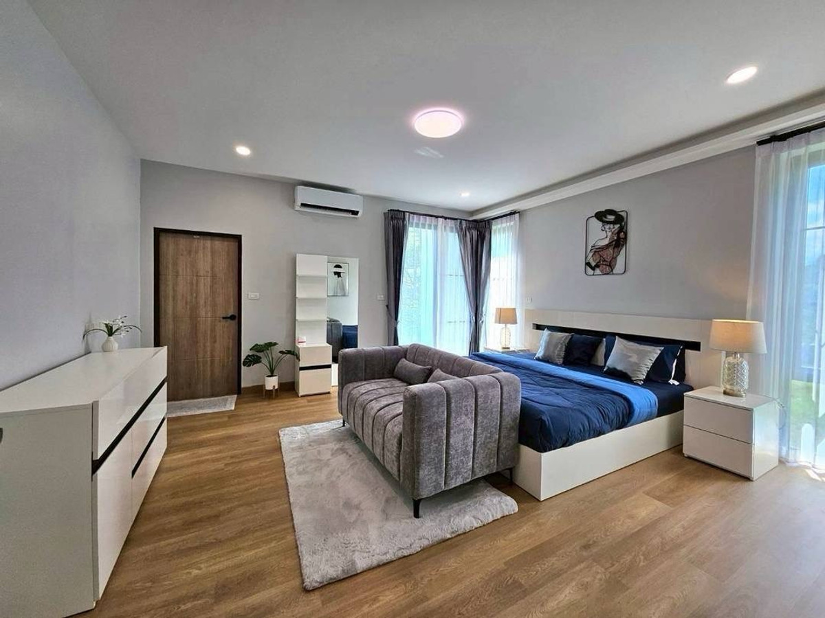 พูลวิลล่าหลังใหญ่ สไตล์โมเดิร์น เงียบสงบ เหมาะพักผ่อน โซนดอยสะเก็ด เชียงใหม่ Loading...