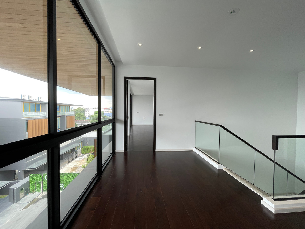 ขายบ้านเลียบทางด่วนรามอินทรา :  ขายบ้านเดี่ยวหรู Azure – CIRA Residences “The Pinnacle of Timeless Luxury Living บน ทำเลทองเลียบด่วน เอกมัย-รามอินทรา”สัมผัสชีวิตเหนือระดับกับ “ Azure” บ้านเดี่ยว 3.5 ชั้น ภายใต้แนวคิด “Resonate Life-Utmost”