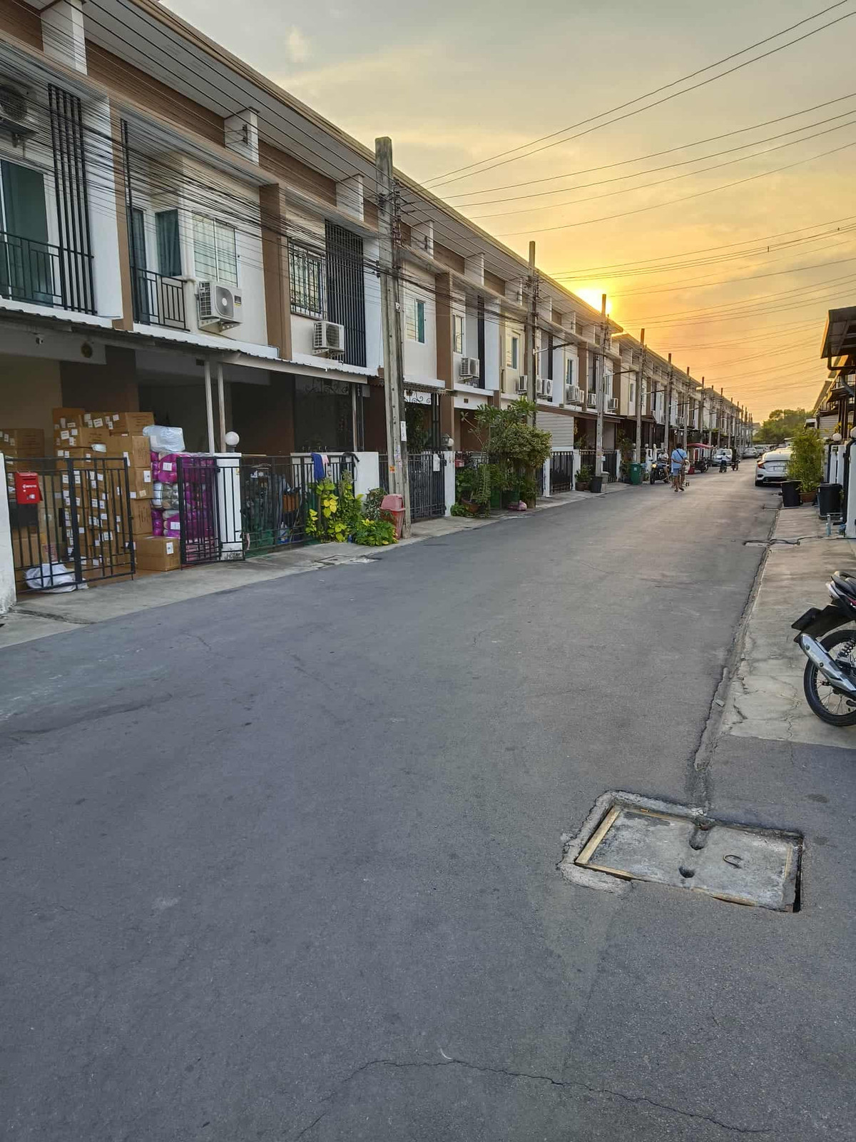 ทาวเฮ้าส์2ชั้น 16ตรว. ซอยไทยรามัญ เคซี7 ใกล้ทางขึ้นทางด่วนจตุโชติ และทางด่วนกาญจนาภิเษก ข้อดีหลังบ้านไม่ติดใคร Loading...