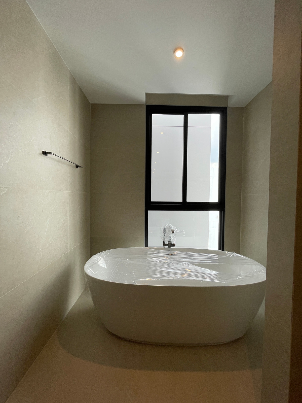 ขายบ้านเลียบทางด่วนรามอินทรา :  ขายบ้านเดี่ยวหรู Azure – CIRA Residences “The Pinnacle of Timeless Luxury Living บน ทำเลทองเลียบด่วน เอกมัย-รามอินทรา”สัมผัสชีวิตเหนือระดับกับ “ Azure” บ้านเดี่ยว 3.5 ชั้น ภายใต้แนวคิด “Resonate Life-Utmost”