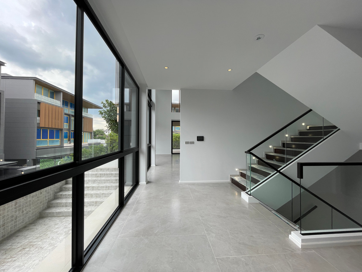 ขายบ้านเลียบทางด่วนรามอินทรา :  ขายบ้านเดี่ยวหรู Azure – CIRA Residences “The Pinnacle of Timeless Luxury Living บน ทำเลทองเลียบด่วน เอกมัย-รามอินทรา”สัมผัสชีวิตเหนือระดับกับ “ Azure” บ้านเดี่ยว 3.5 ชั้น ภายใต้แนวคิด “Resonate Life-Utmost”