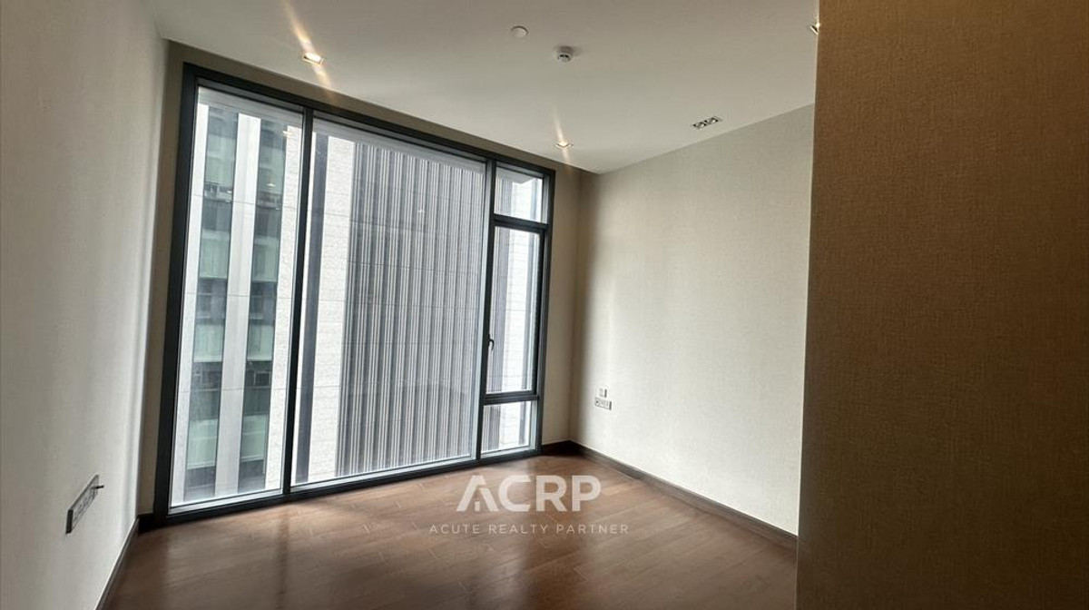 2-Bedroom Condo for Sale Q 1 near BTS Nana Loading...