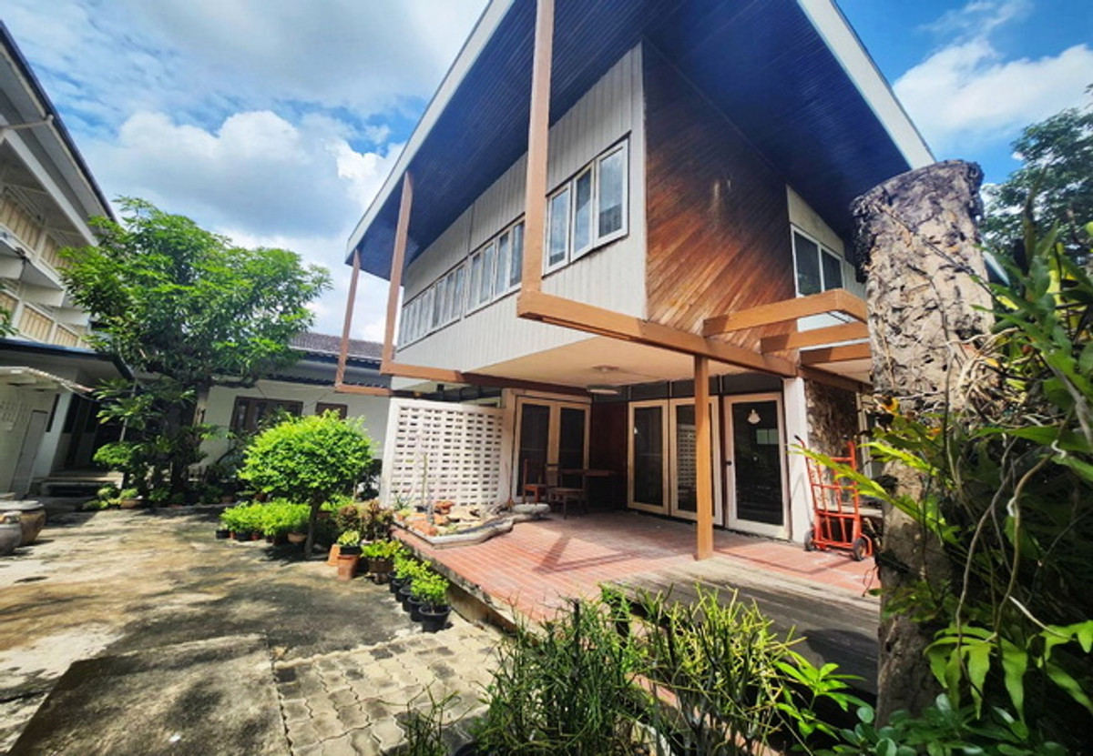 ขายบ้านพระราม 8 สามเสน ราชวัตร : ขายบ้าน ถนนนครไชยศรี ดุสิต กรุงเทพมหานคร เนื้อที่ 127.8 ตร.ว. 2 ชั้น 3 นอน 2 น้ำ ทำเลดี ราคาต่อรองได้