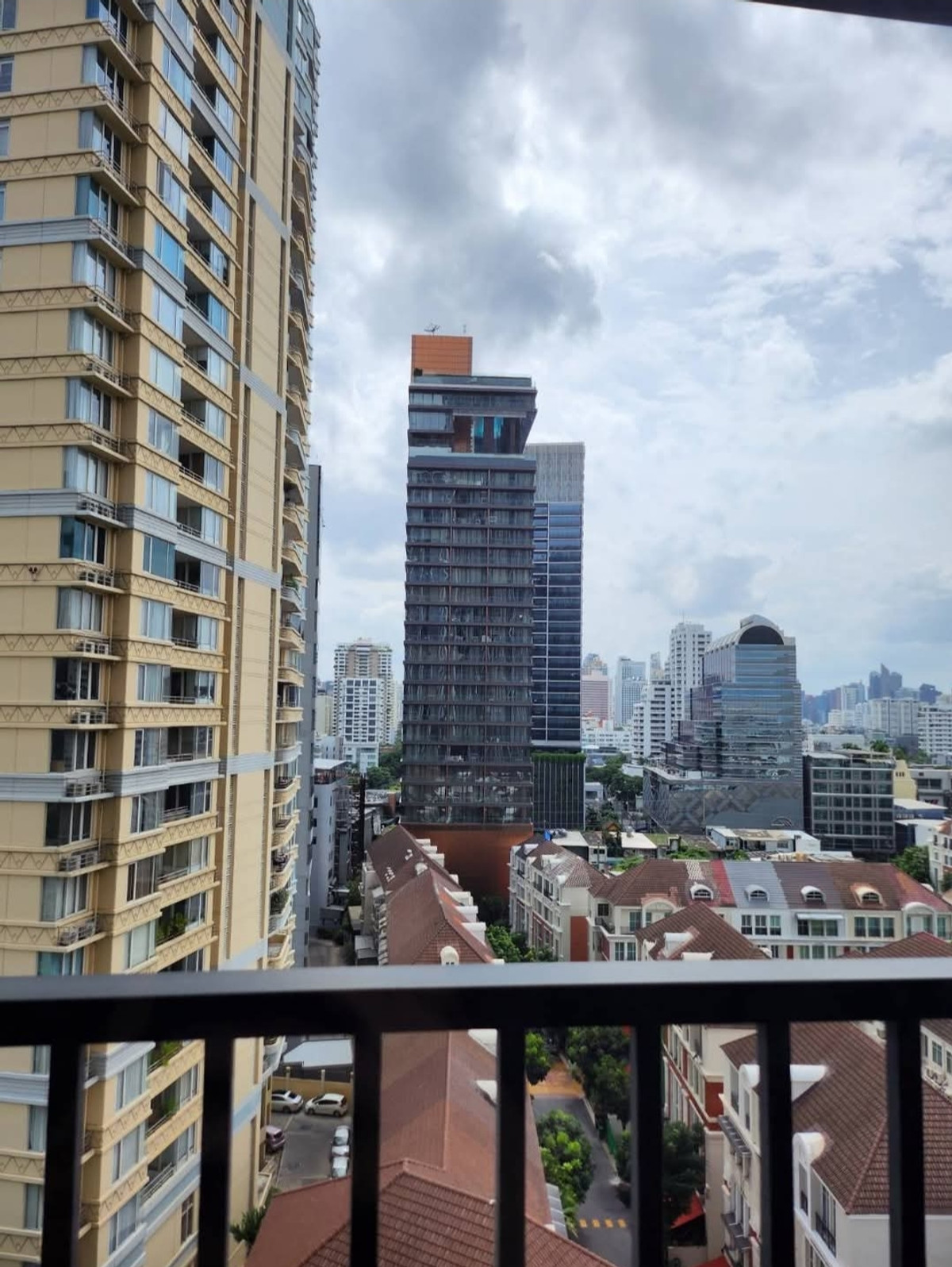 Beautiful condo in the heart of Thonglor The central area is great. Beautiful Unit with high floor and Best Price 🔥 Loading...