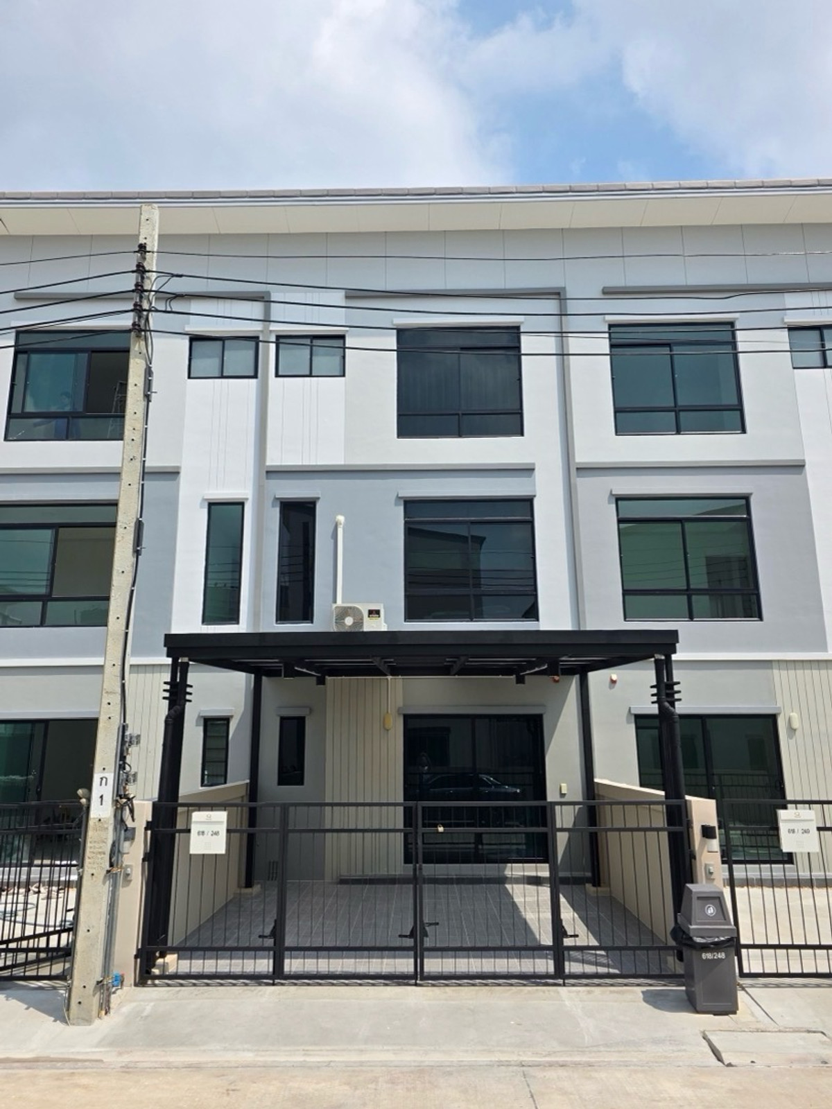 ให้เช่าทาวน์โฮมอ่อนนุช อุดมสุข : ให้เช่า Town Home 3 ชั้น  2 ห้องนอน 3 ห้องน้ำ 1 ห้องอเนกประสงค์ ห้องกว้าง สวย เฟอร์ครบ เครื่องใช้ไฟฟ้าครบ เลี้ยงสัตว์ได้ พร้อมเข้าอยู่ได้เลย