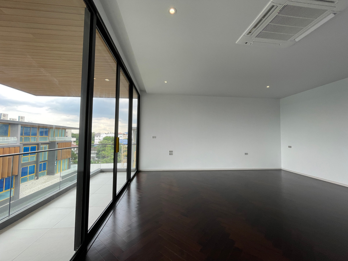 ขายบ้านเลียบทางด่วนรามอินทรา :  ขายบ้านเดี่ยวหรู Azure – CIRA Residences “The Pinnacle of Timeless Luxury Living บน ทำเลทองเลียบด่วน เอกมัย-รามอินทรา”สัมผัสชีวิตเหนือระดับกับ “ Azure” บ้านเดี่ยว 3.5 ชั้น ภายใต้แนวคิด “Resonate Life-Utmost”