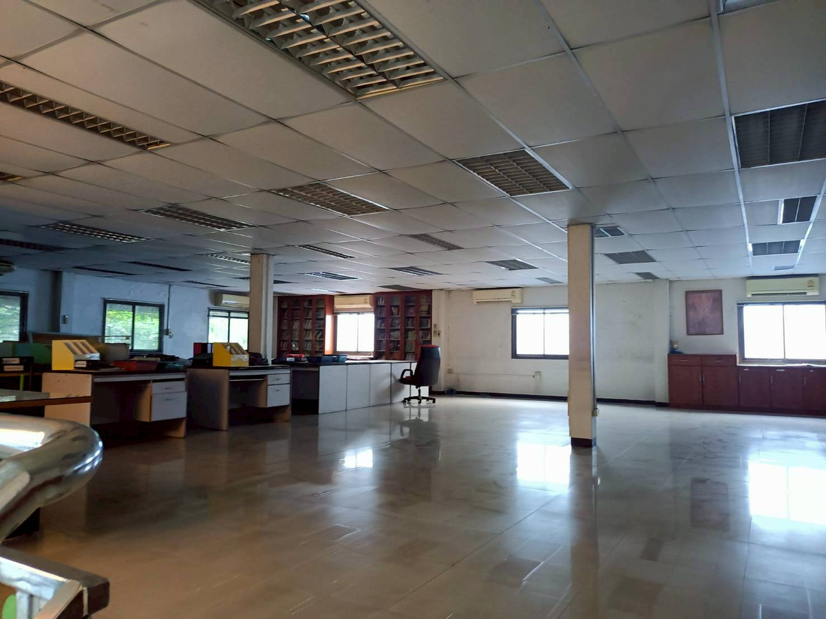 🏢 Large office and warehouse for rent, Seri Thai Road. Loading...