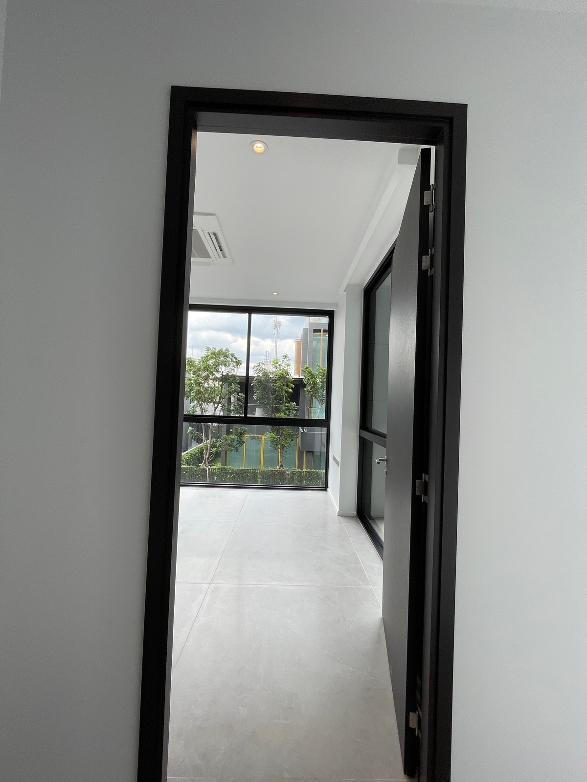 ขายบ้านเลียบทางด่วนรามอินทรา :  ขายบ้านเดี่ยวหรู Azure – CIRA Residences “The Pinnacle of Timeless Luxury Living บน ทำเลทองเลียบด่วน เอกมัย-รามอินทรา”สัมผัสชีวิตเหนือระดับกับ “ Azure” บ้านเดี่ยว 3.5 ชั้น ภายใต้แนวคิด “Resonate Life-Utmost”