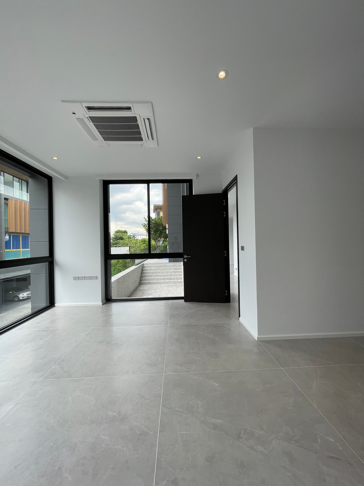 ขายบ้านเลียบทางด่วนรามอินทรา :  ขายบ้านเดี่ยวหรู Azure – CIRA Residences “The Pinnacle of Timeless Luxury Living บน ทำเลทองเลียบด่วน เอกมัย-รามอินทรา”สัมผัสชีวิตเหนือระดับกับ “ Azure” บ้านเดี่ยว 3.5 ชั้น ภายใต้แนวคิด “Resonate Life-Utmost”