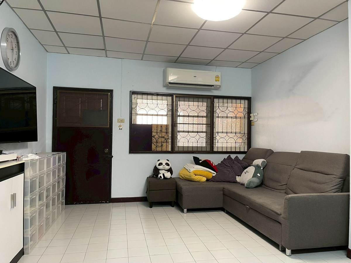 ขายทาวน์เฮาส์ 3 ชั้น ทำเลทอง ถนนนวมินทร์ ซอย 85 เข้าซอยเพียง 700 เมตร Loading...