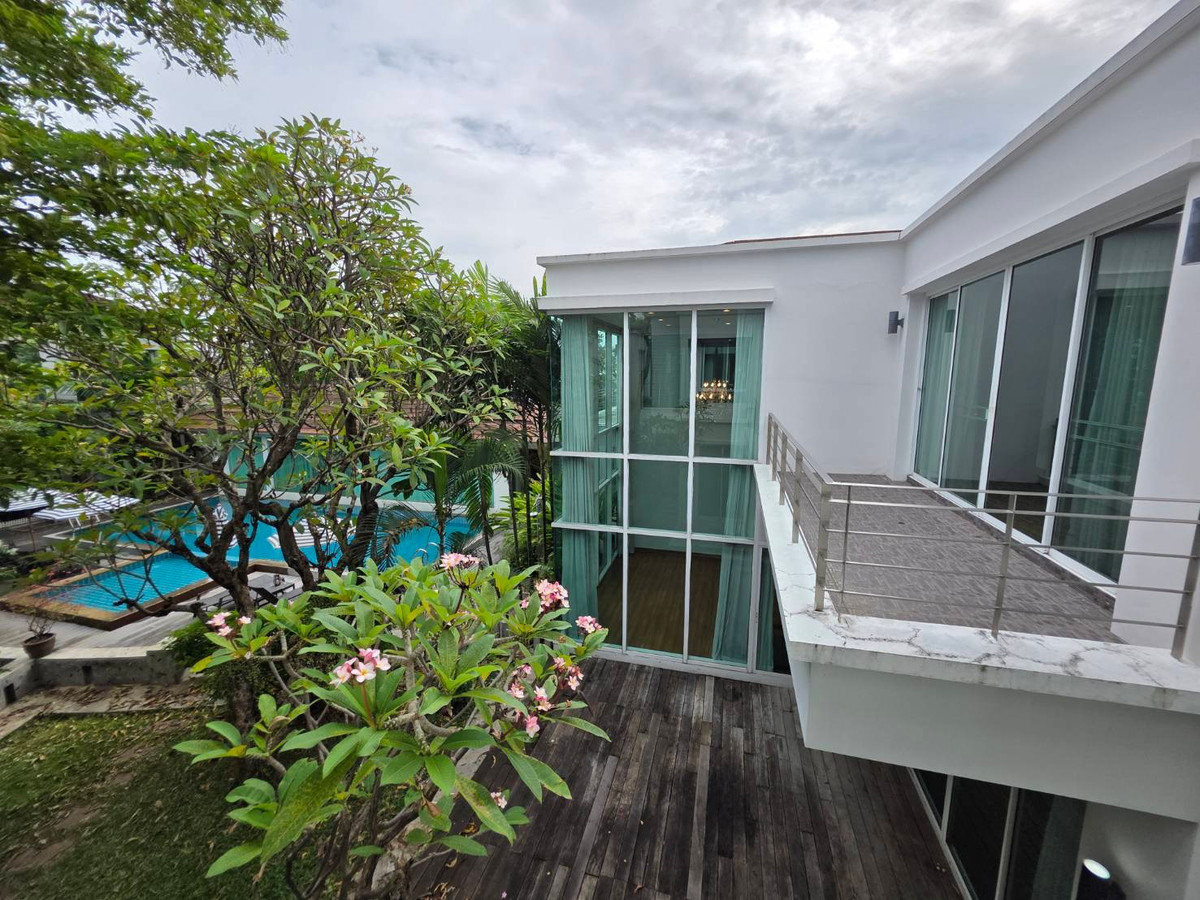 Panya Village Pattanakarn 30 Rent: 125sqwah 480sqm. 4bed 5bath 165,000/mth. Am: 0656199198 Loading...